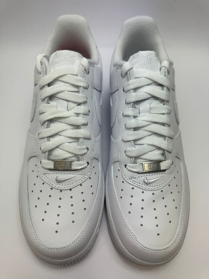 Detailansicht der Zunge – Nike Air Force 1 Low Supreme White mit Supreme Logo
