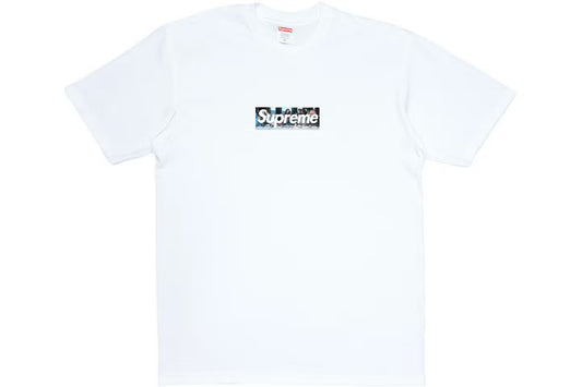 Supreme Milan Box Logo Tee – Frontdetail: rote Box-Logo-Grafik mit Leonardo da Vinci’s ‚Letztes Abendmahl‘ im Hintergrund