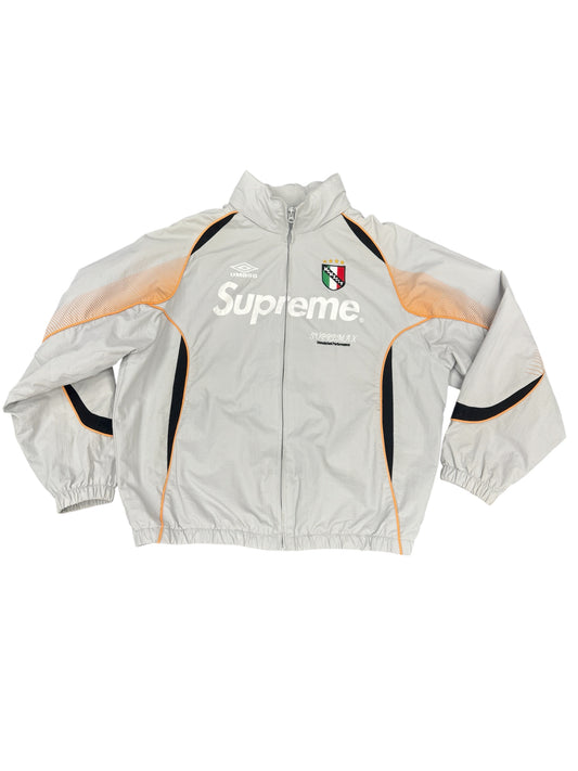 Frontansicht des Supreme Umbro Track Jacket in Grey mit Reißverschluss und sportlichem Branding