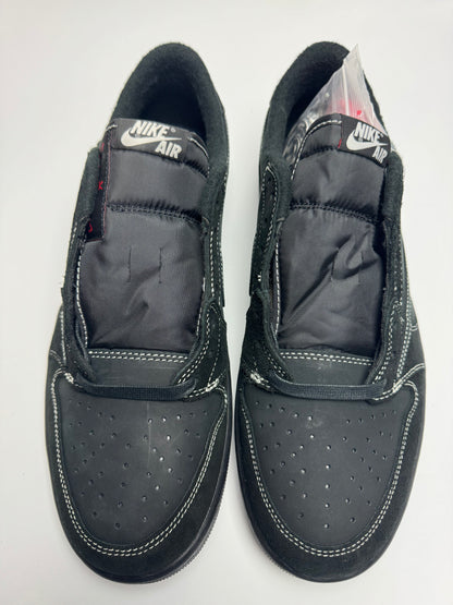 Detailansicht der Zunge – Cactus Jack Logo auf rotem Tongue‑Tag, gepolsterte Zunge in Schwarz