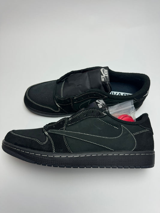 Travis Scott AJ1 Low Black Phantom – rechte Ansicht mit schwarzem Nubuck Upper und tonalen Suede-Overlays