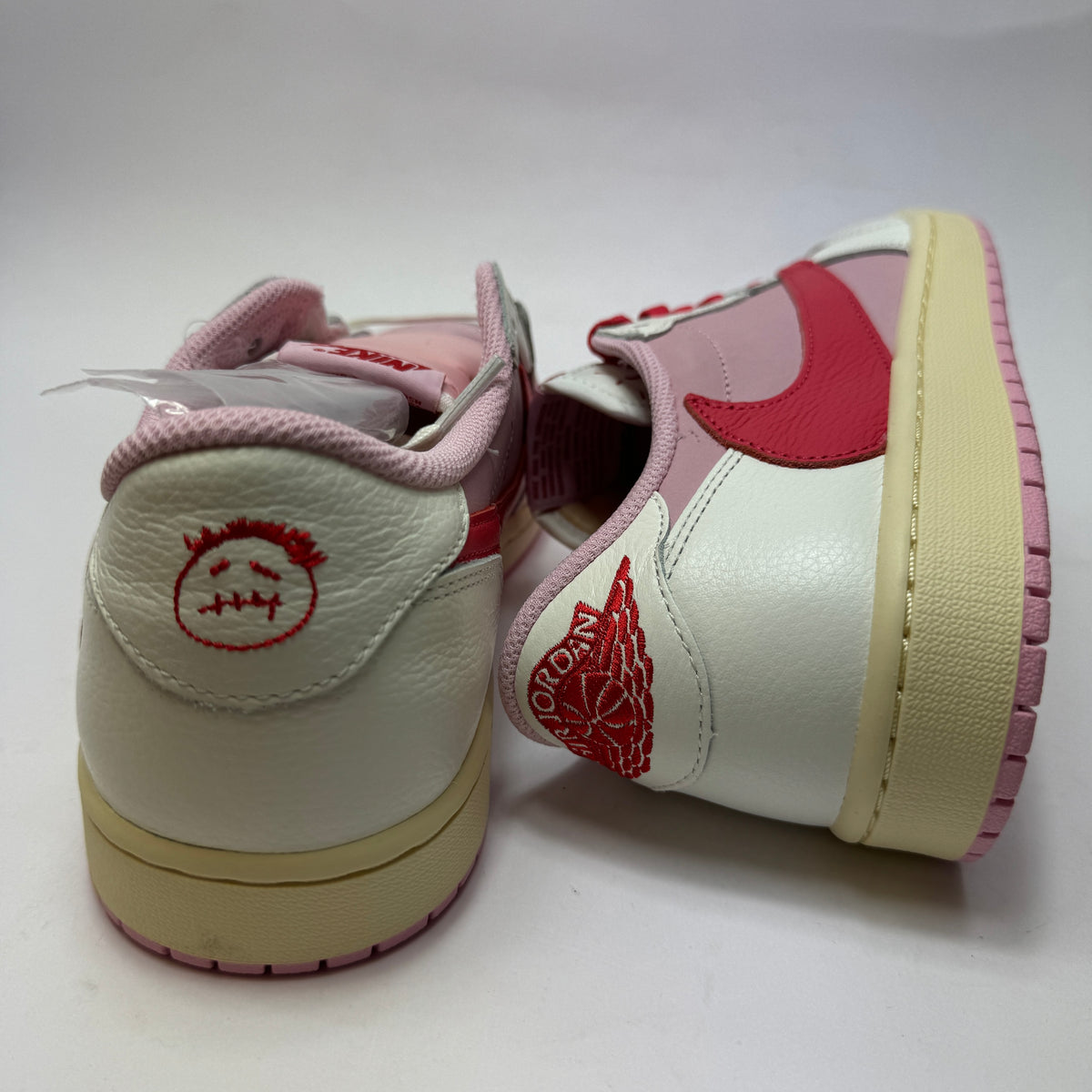 Rückansicht des Travis Scott x Air Jordan 1 Low mit asymmetrischem Wings- und Cactus-Jack-Heel-Branding
