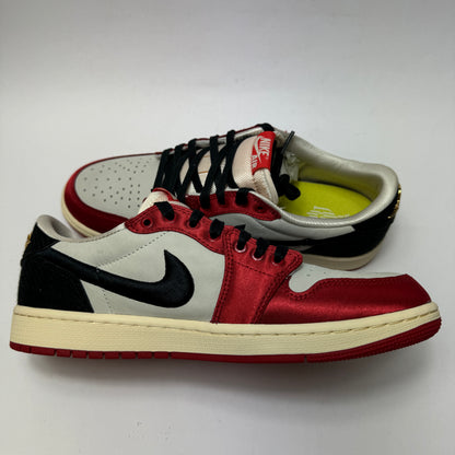 Innenansicht des Trophy Room x Air Jordan 1 Low OG Away mit Sail-, Schwarz- und Varsity-Red-Colorblocking