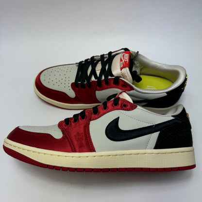 Seitenansicht des Trophy Room x Air Jordan 1 Low OG Away mit Varsity-Red-Details, schwarzem Swoosh und Michael-Jordan-Signatur