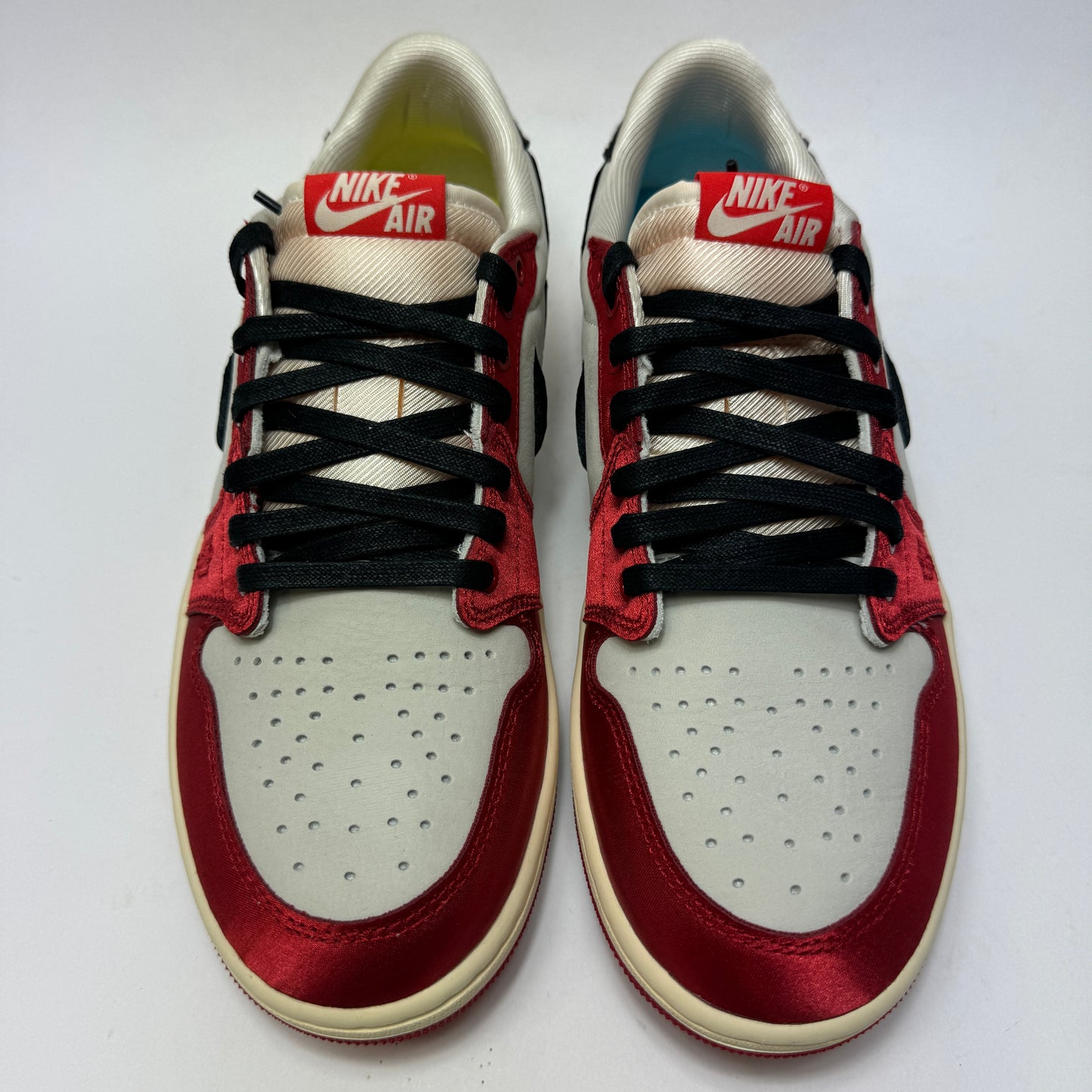 Draufsicht auf beide Trophy Room x Air Jordan 1 Low OG Away mit den charakteristischen Kollaborationsdetails