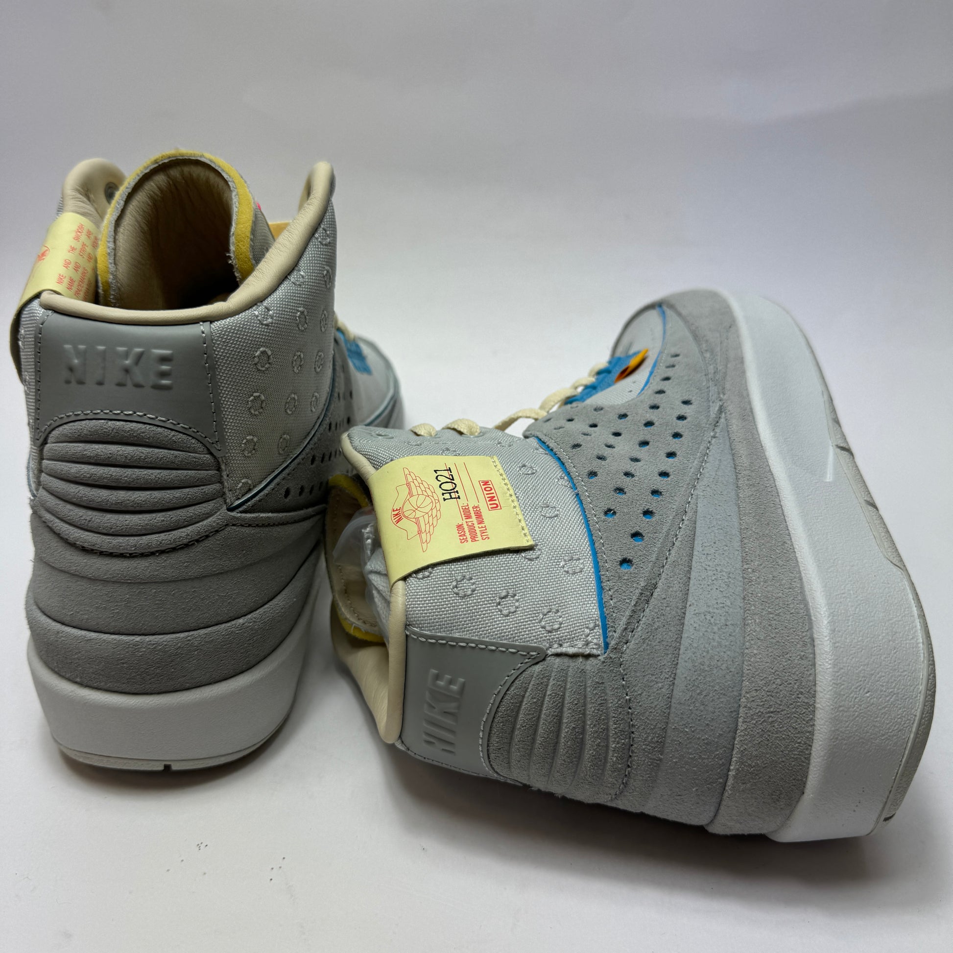 Rückansicht des Union x Air Jordan 2 Grey Fog mit mehrschichtigem Heel-Design und charakteristischen Jordan-2-Elementen