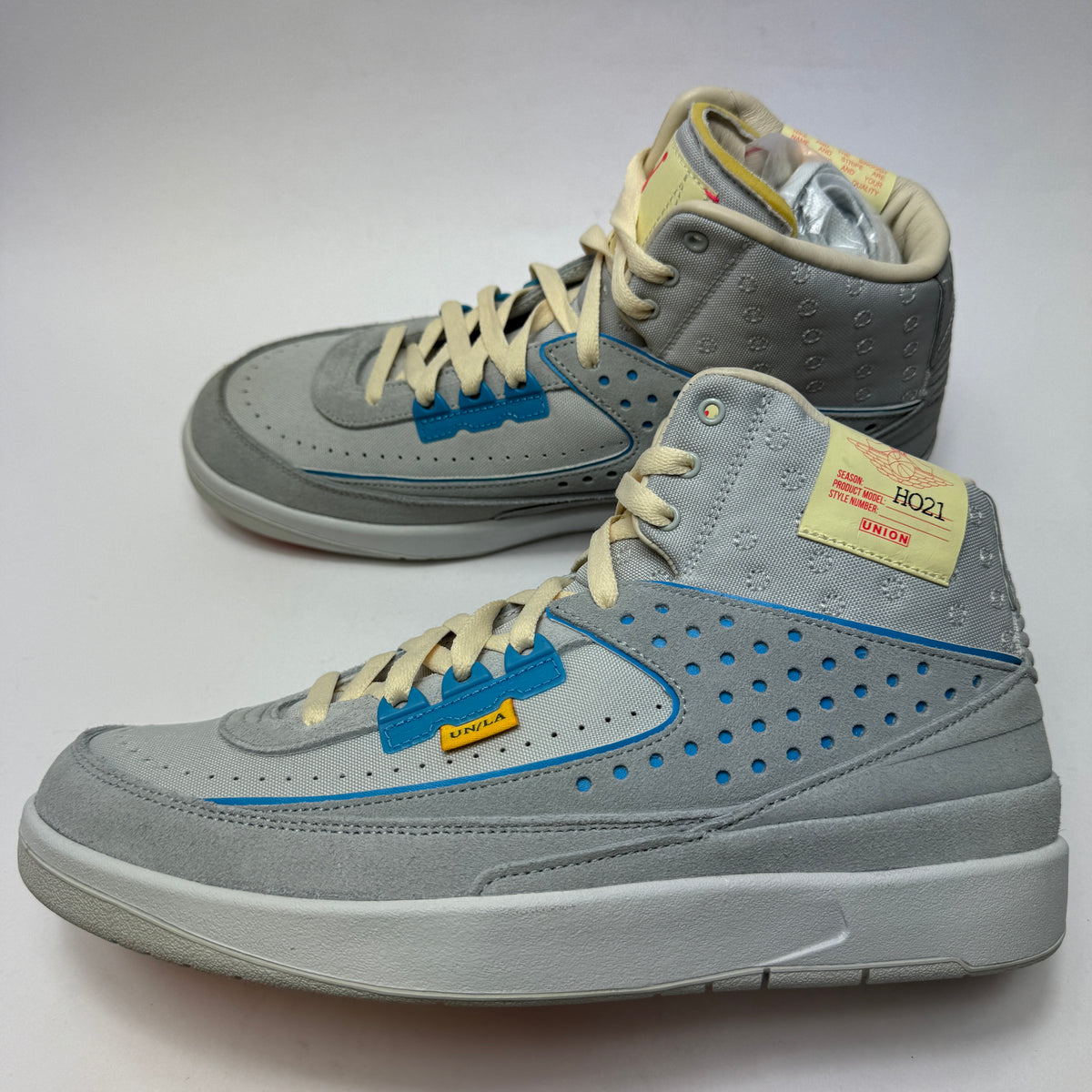 Seitenansicht des Union LA x Air Jordan 2 Grey Fog mit grauem Upper, perforierten Details und Siren-Red-Akzenten