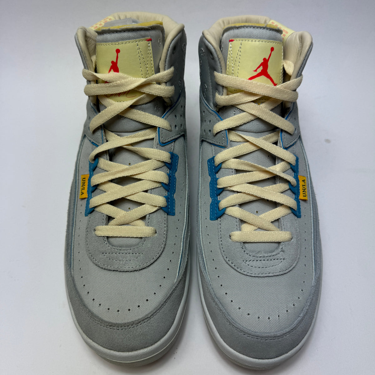 Draufsicht auf beide Union x Air Jordan 2 Grey Fog mit grauer Farbgebung und markanten Zungen- und Schnürdetails