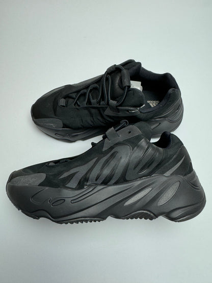 Yeezy 700 MNVN Triple Black – rechte Seitenansicht mit komplett schwarzem Nylon‑Upper und dezenter 700‑Branding