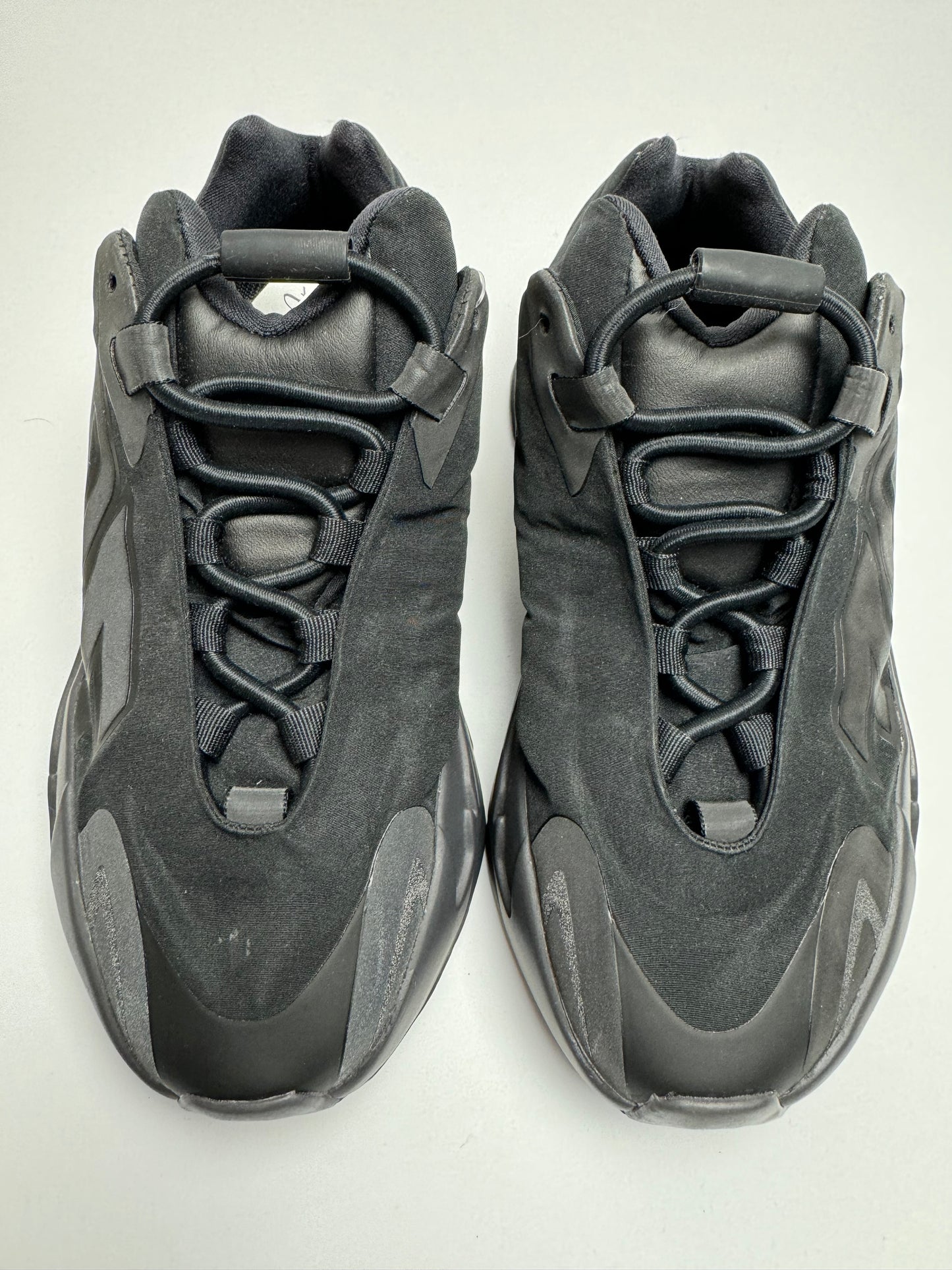 Detailansicht der Zunge – Yeezy 700 MNVN mit No‑tie Bungee‑Schnürung und stylischer Pull‑Tab