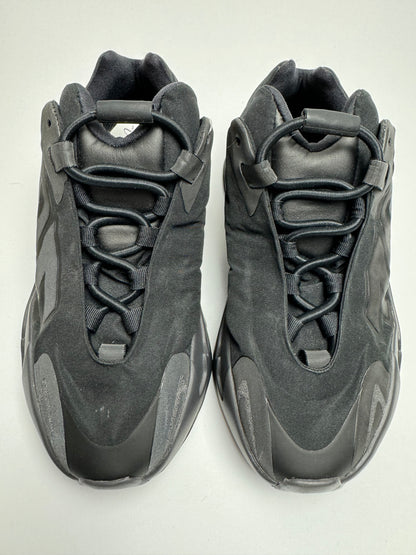 Detailansicht der Zunge – Yeezy 700 MNVN mit No‑tie Bungee‑Schnürung und stylischer Pull‑Tab