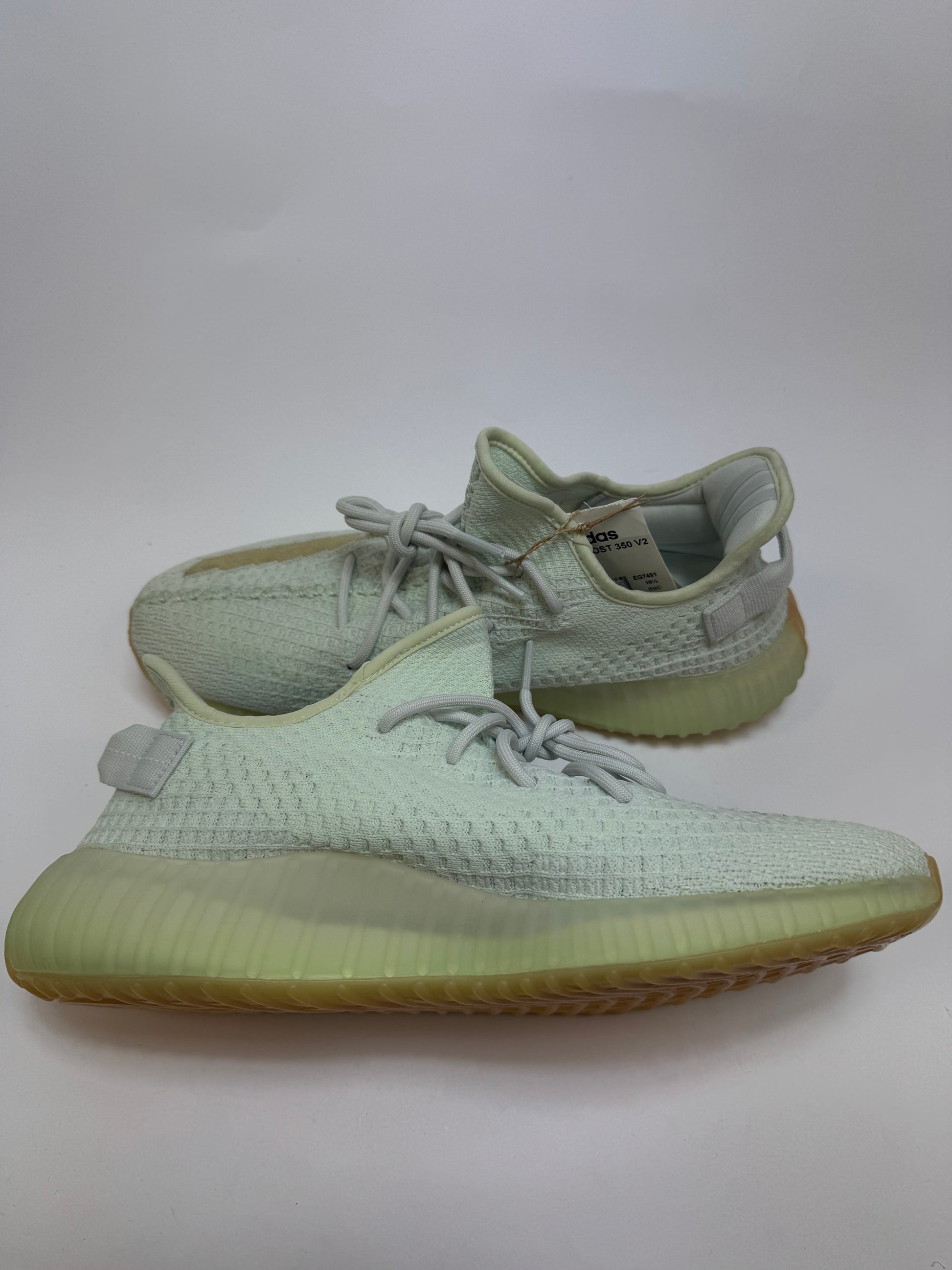 adidas Yeezy Boost 350 V2 Hyperspace Außenansicht – markanter Pull-Tab Ferse und typische V2 Silhouette