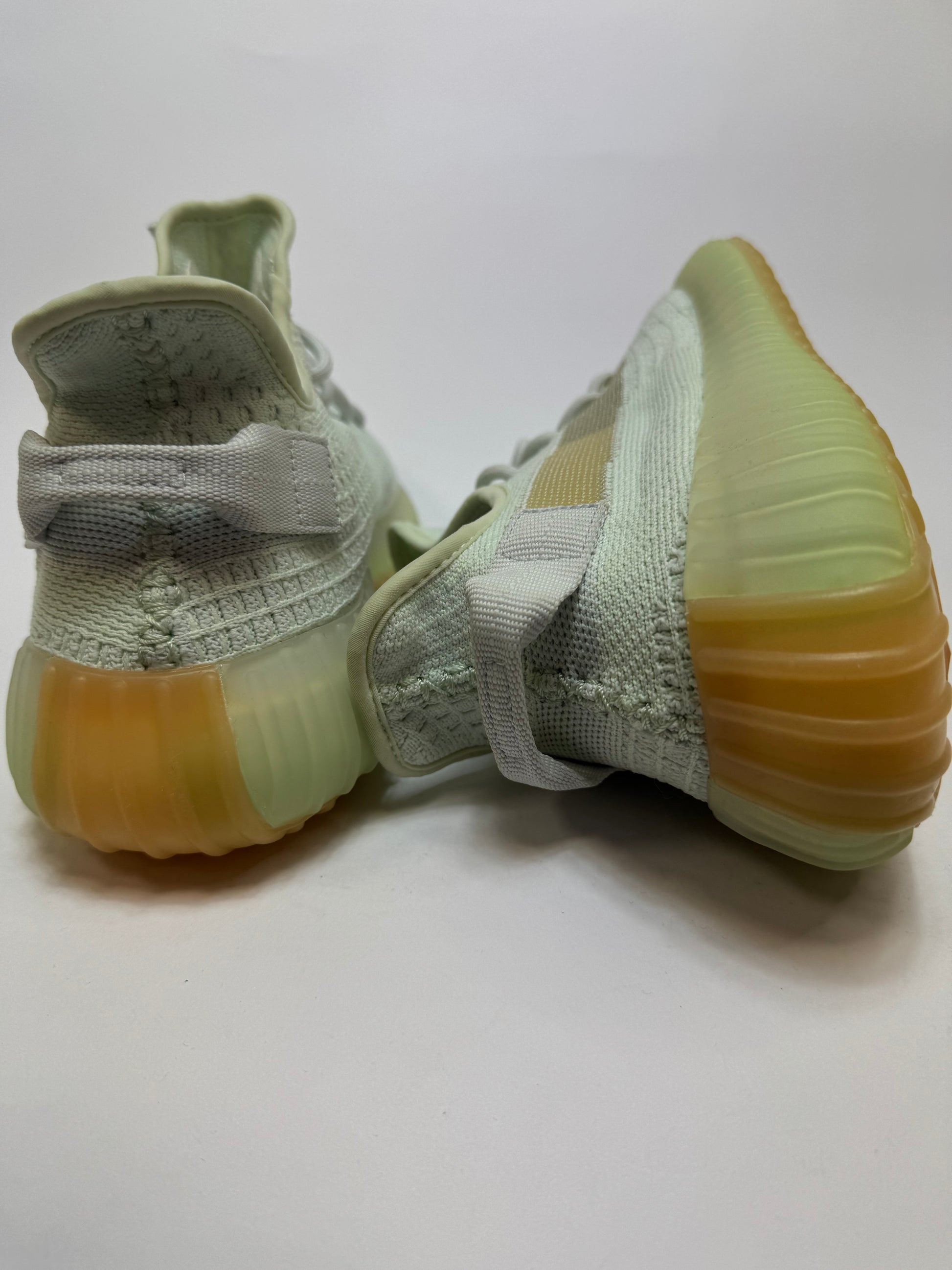 adidas Yeezy Boost 350 V2 Hyperspace Rückansicht – graue Ferse mit Pull-Tab und Boost Mittelsohle