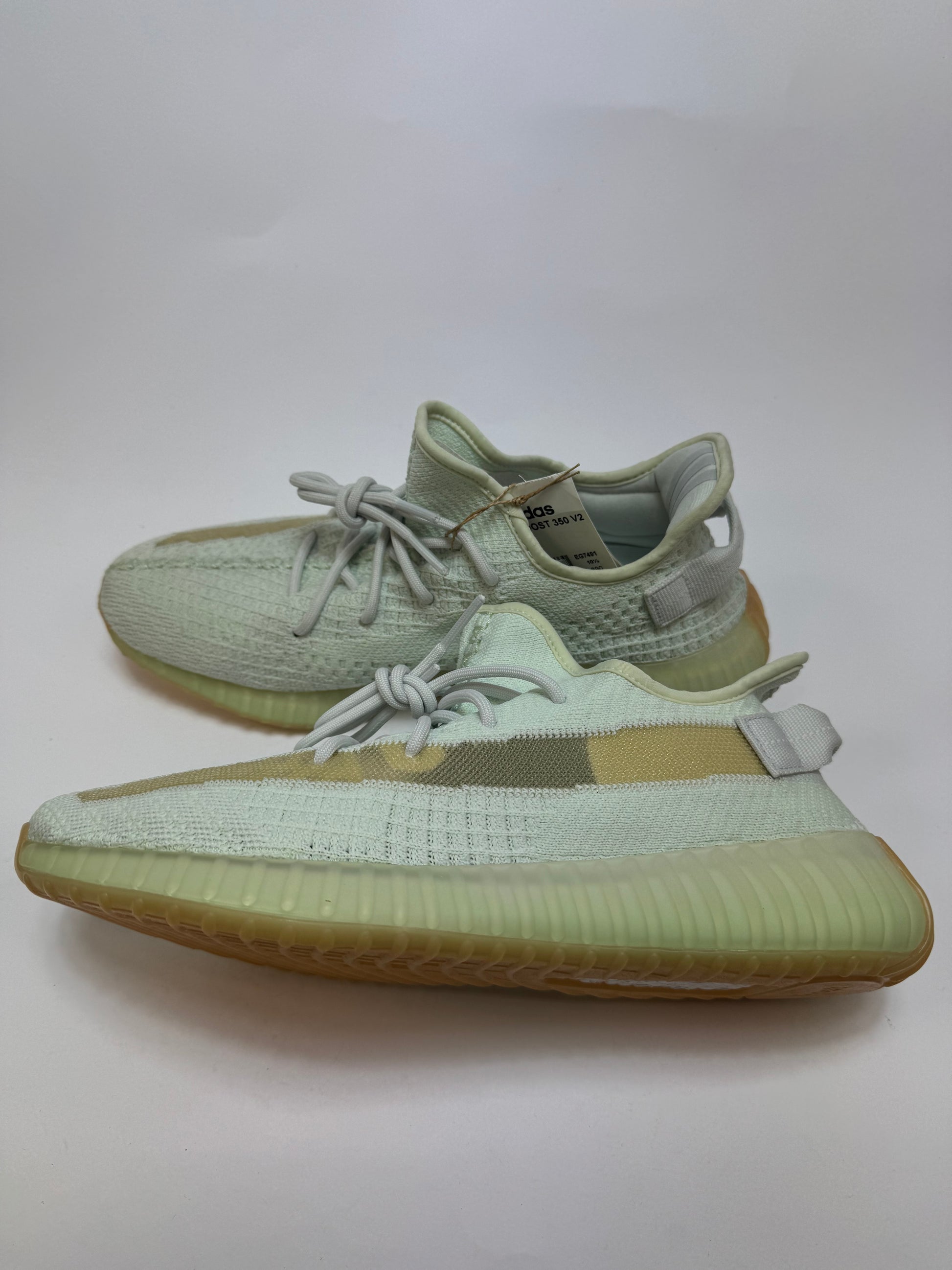 adidas Yeezy Boost 350 V2 Hyperspace Seitenansicht – graues Primeknit Upper mit halbtransparentem Streifen