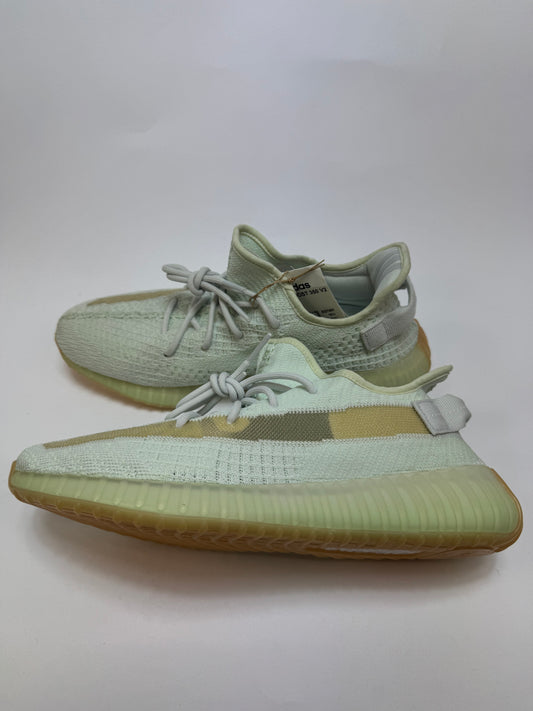 adidas Yeezy Boost 350 V2 Hyperspace Seitenansicht – graues Primeknit Upper mit halbtransparentem Streifen