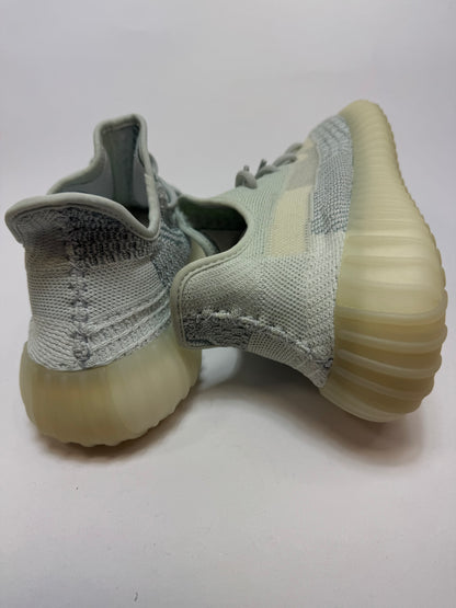 Rückansicht des Modells mit strukturiertem Gummi-Outsole und subtilen Reflexions-Highlights