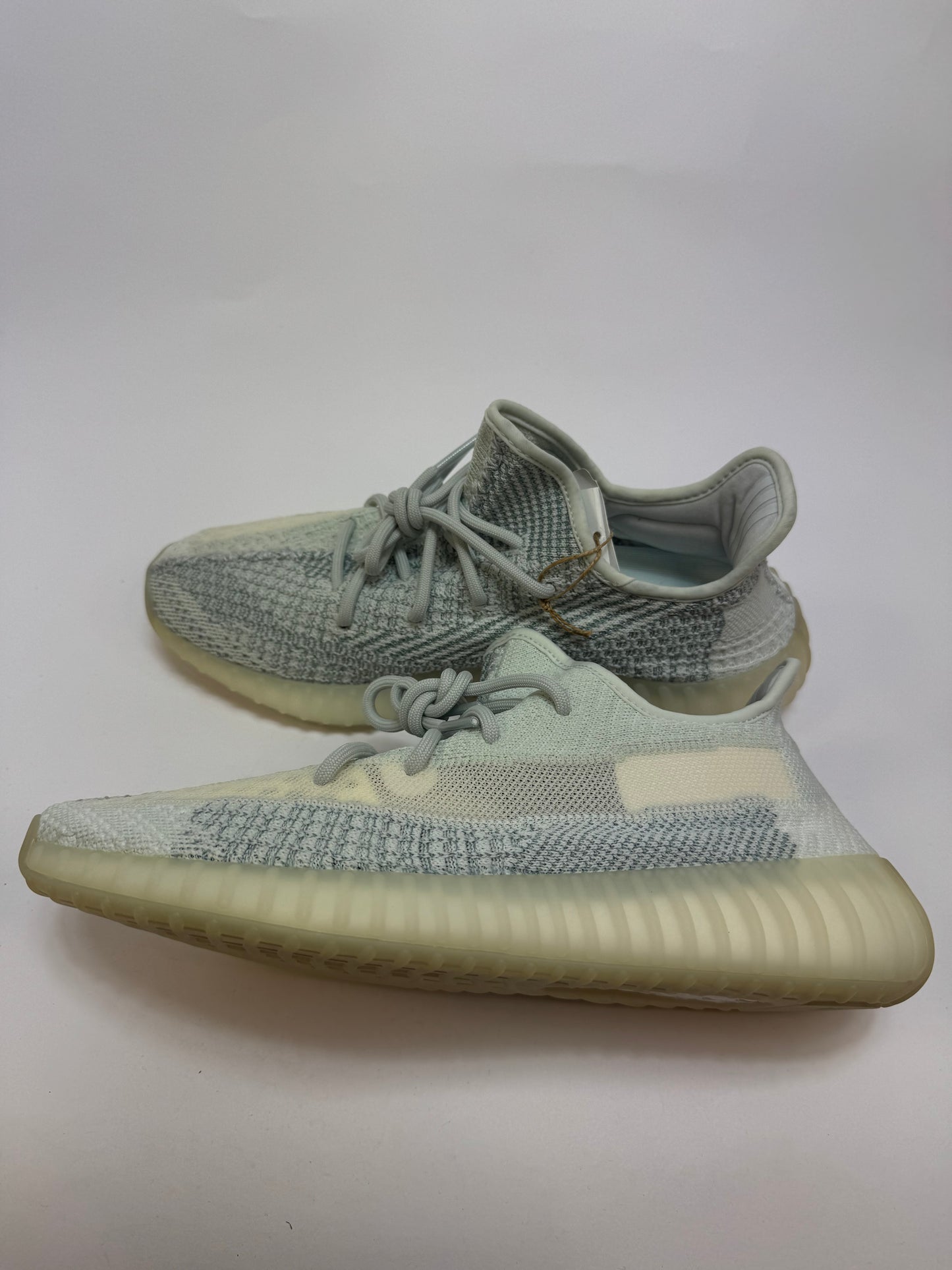 Seitenansicht des adidas Yeezy Boost 350 V2 Cloud White Reflective mit reflektierendem Primeknit-Upper und minimalistischer Farbgebung