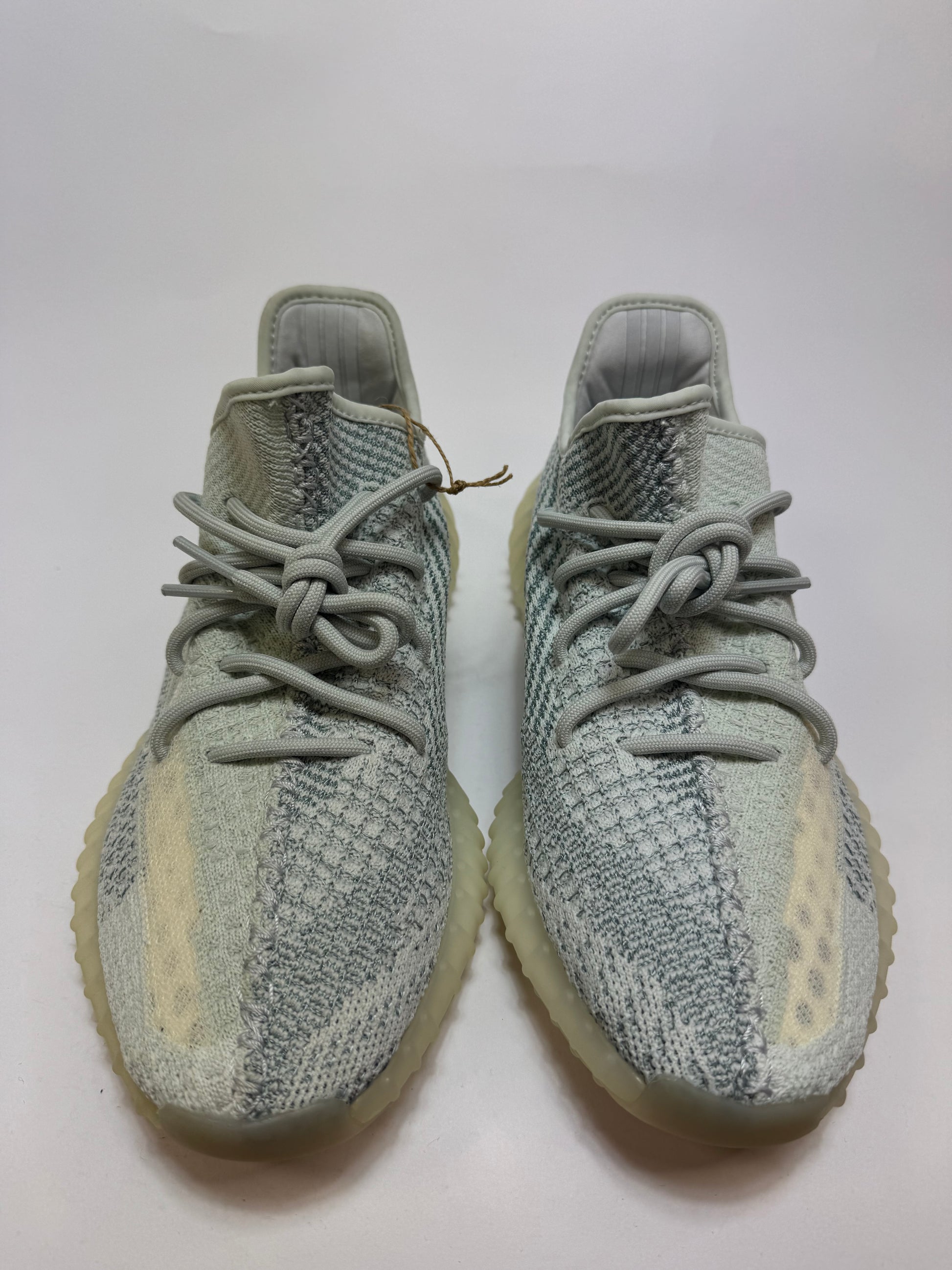 Draufsicht auf beide Sneaker mit sichtbarer Boost-Zwischensohle und reflektierenden Details