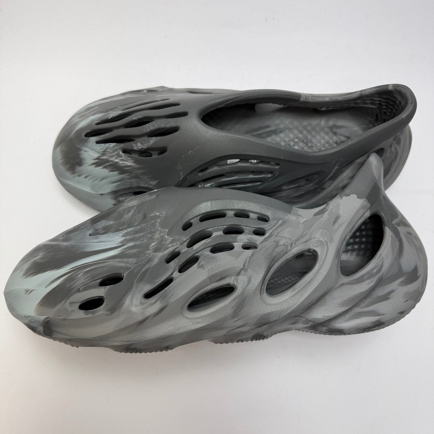 Seitenansicht des adidas Yeezy Foam RNNR MX Granite mit marmoriertem Grau-Schwarz-Finish und futuristischem Design