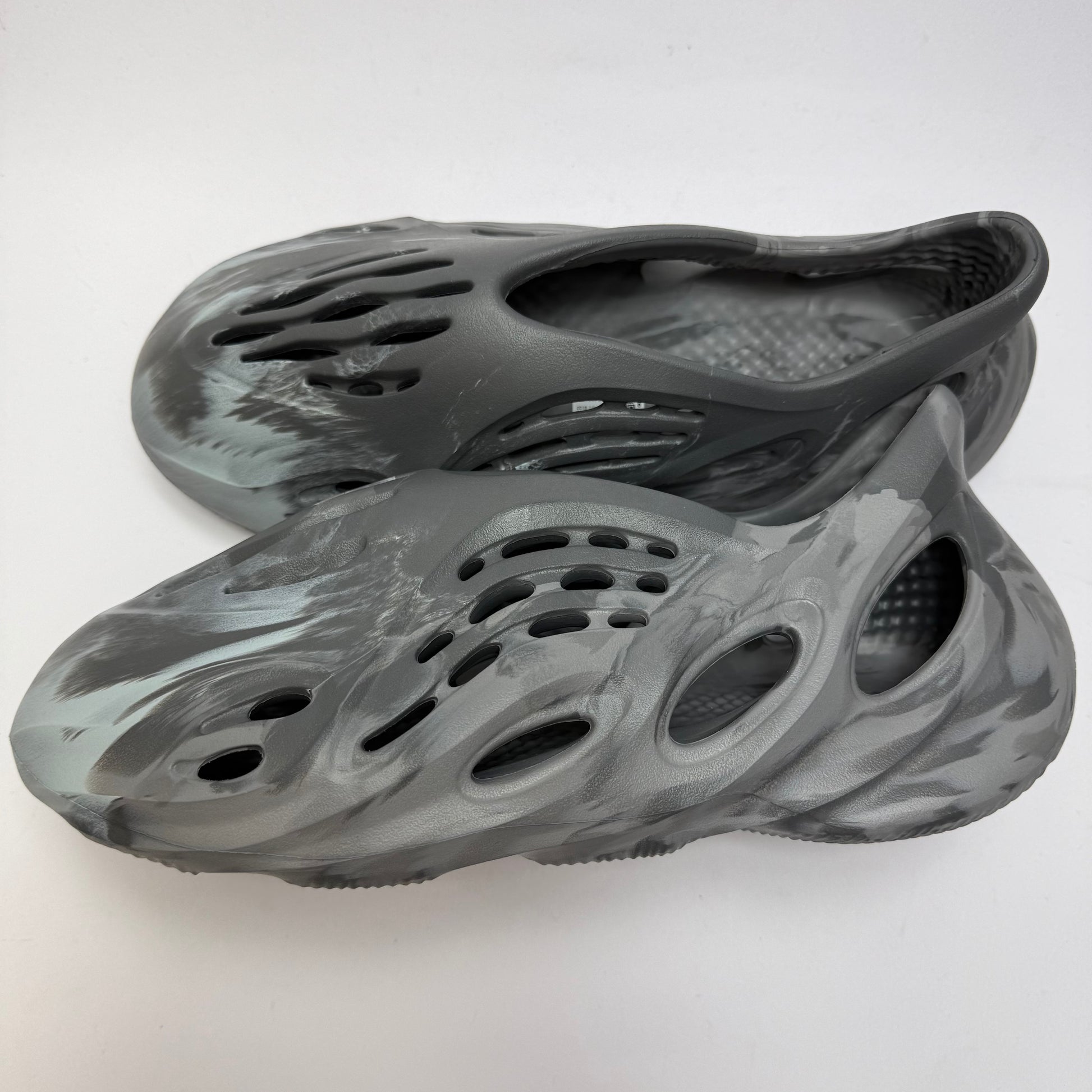 Seitenansicht des adidas Yeezy Foam RNNR MX Granite mit marmoriertem Grau-Schwarz-Finish und futuristischem Design