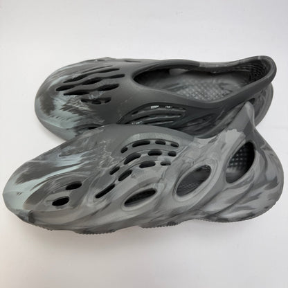 Seitenansicht des adidas Yeezy Foam RNNR MX Granite mit marmoriertem Grau-Schwarz-Finish und futuristischem Design