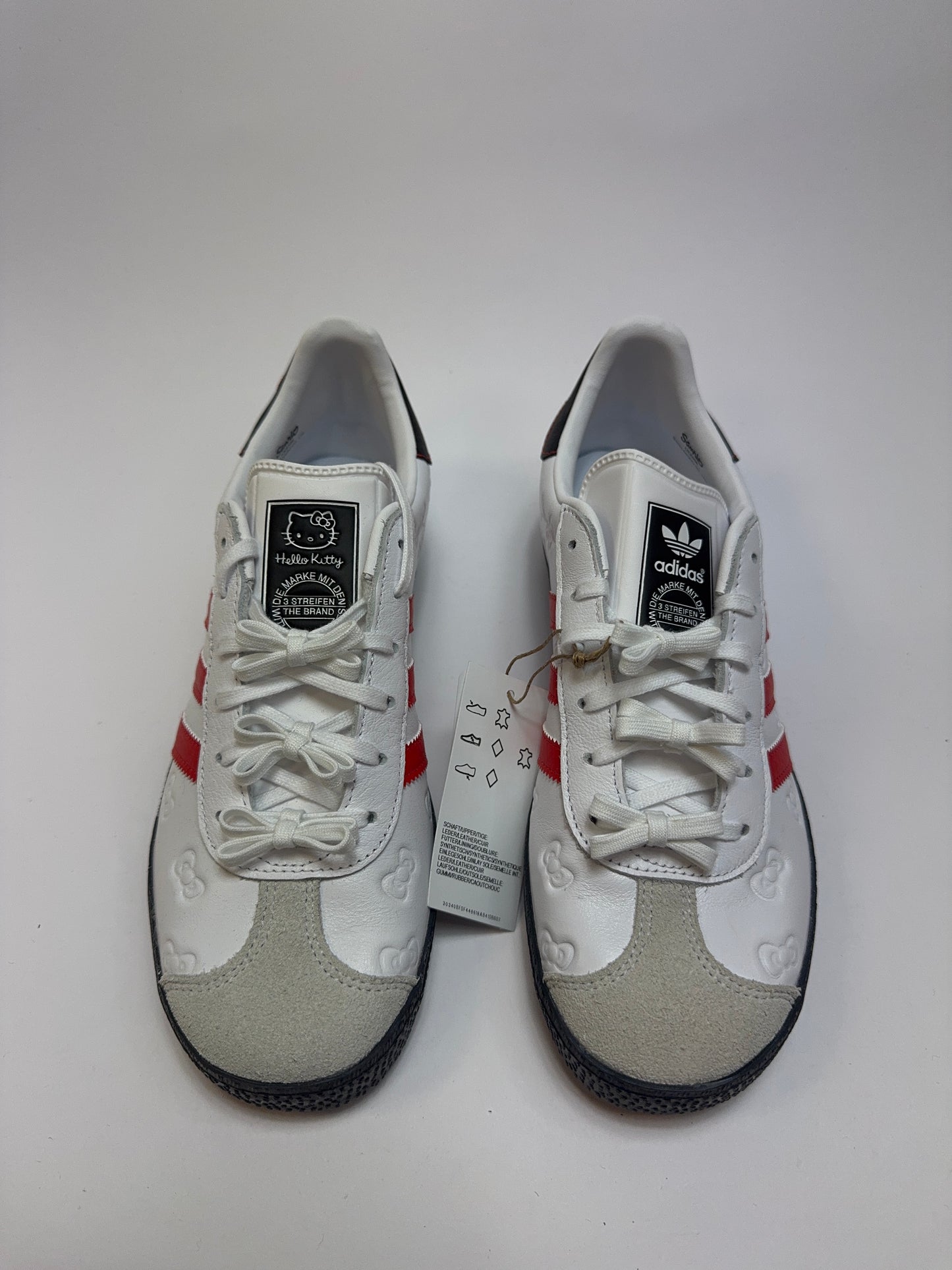 Nahaufnahme der Zunge – Label mit Hello Kitty Branding und feinem Print