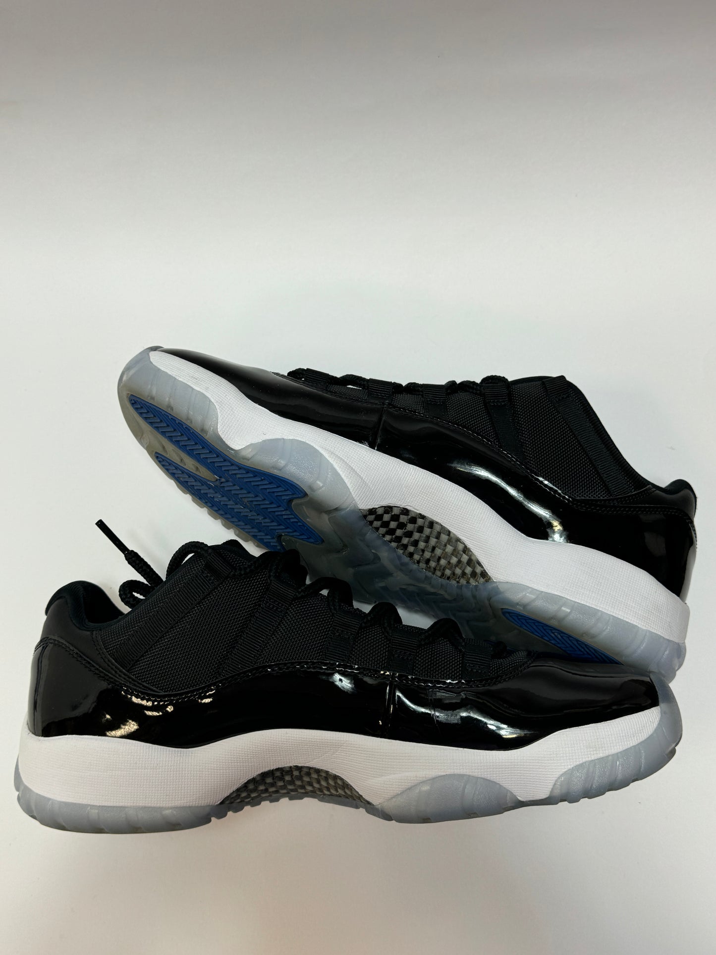 Air Jordan 11 Retro Low Space Jam Außenansicht – ikonische Low-Silhouette im Used-Zustand
