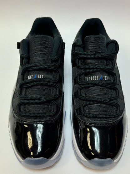 Air Jordan 11 Retro Low Space Jam Frontansicht – Paaraufnahme, glänzendes Patent-Leder und Schnürung