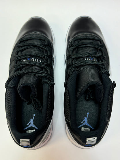 Air Jordan 11 Retro Low Space Jam Obenansicht – Blick auf Laces, Obermaterial und Details