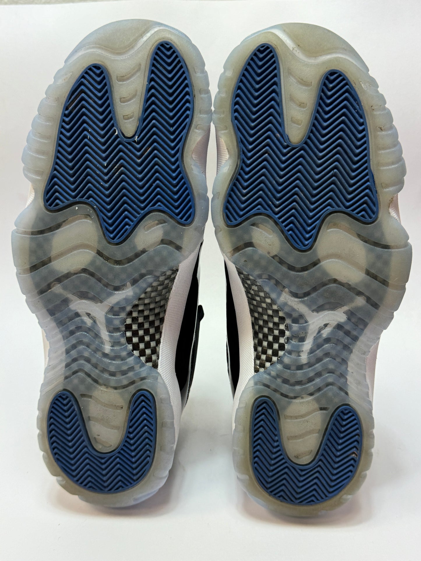 Air Jordan 11 Retro Low Space Jam Sohlensicht – transparente Gummi-Outsole mit Used-Abrieb