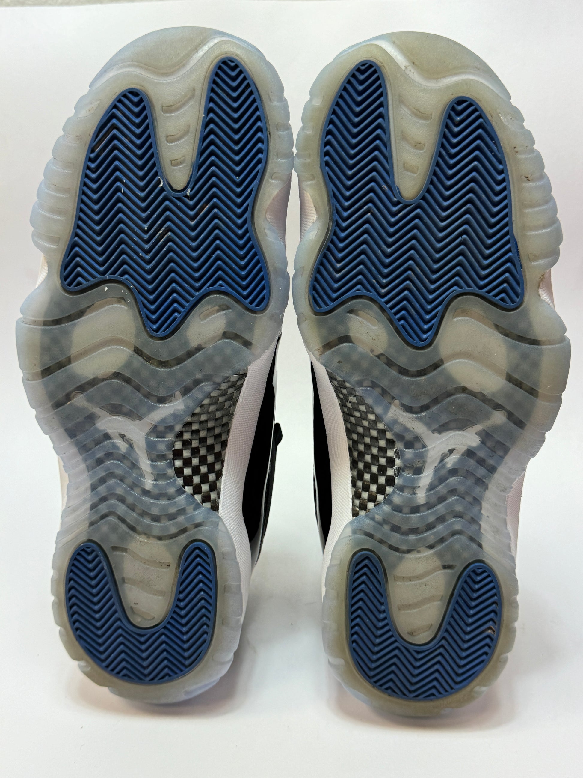 Air Jordan 11 Retro Low Space Jam Sohlensicht – transparente Gummi-Outsole mit Used-Abrieb