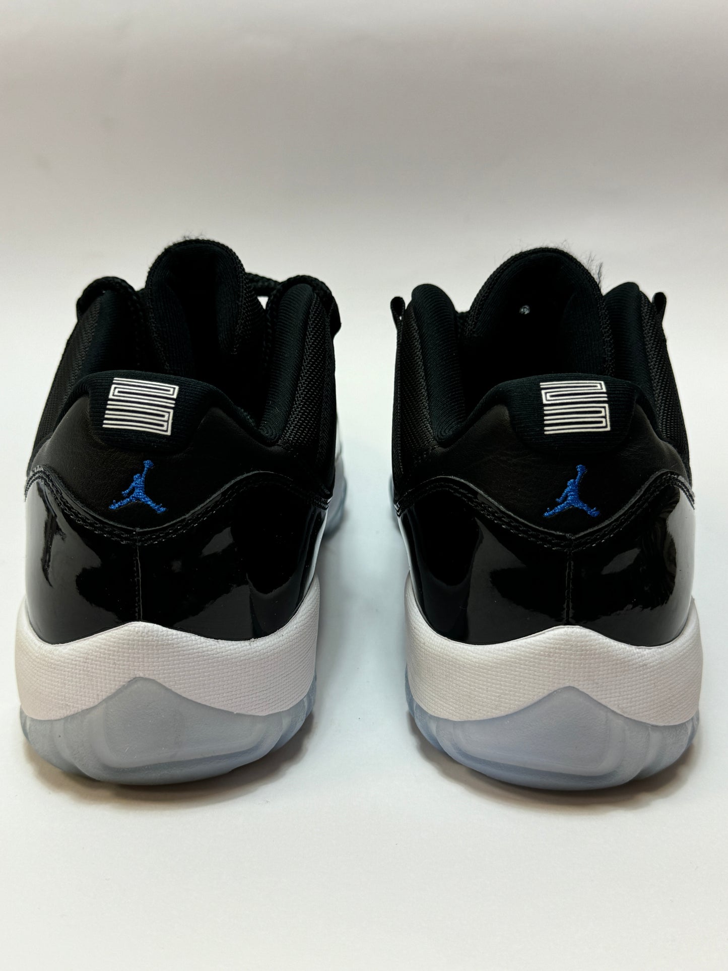 Air Jordan 11 Retro Low Space Jam Rückansicht – Fersenbereich und Design im Used-Zustand
