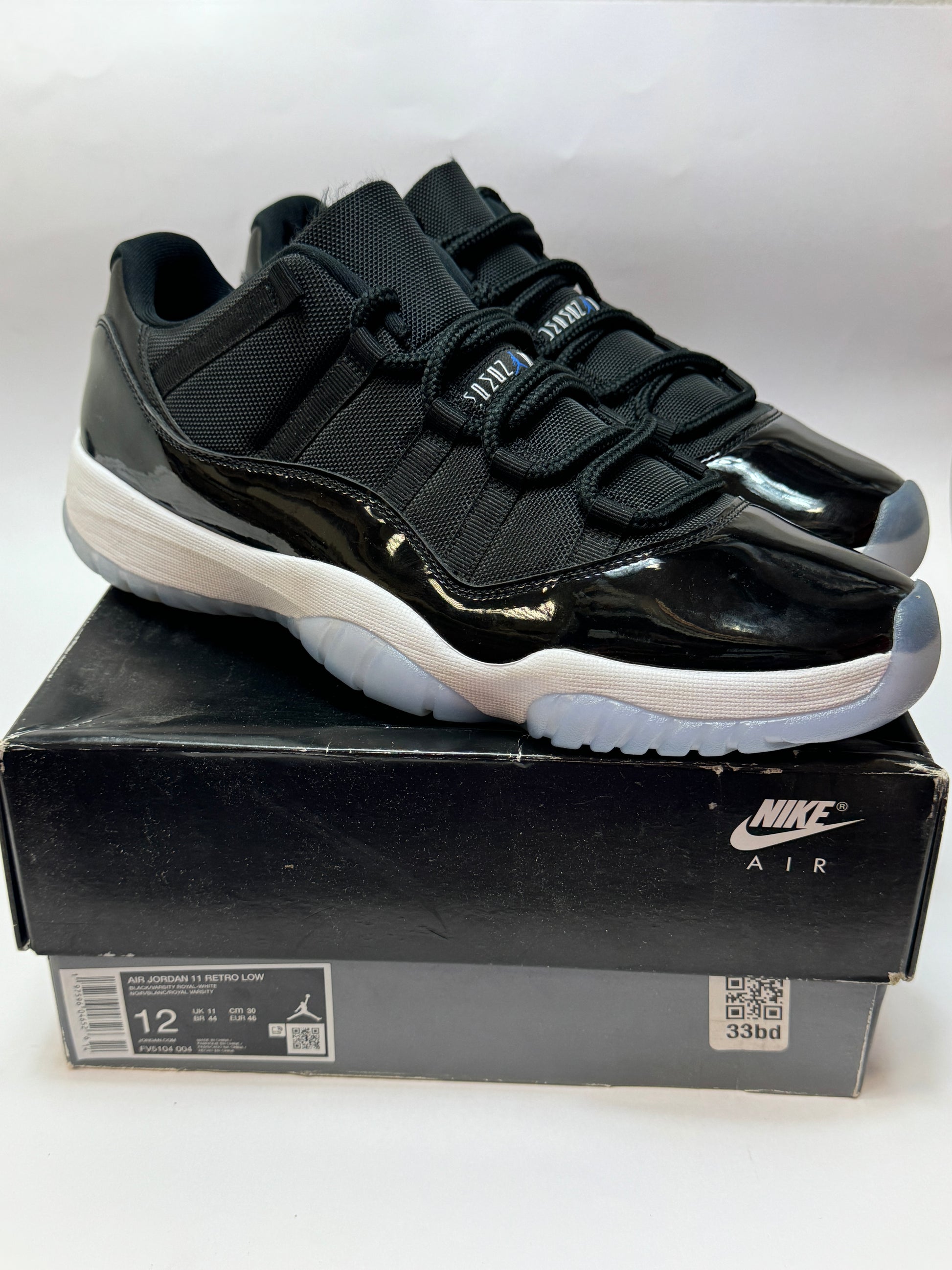 Air Jordan 11 Retro Low Space Jam Seitenansicht auf Box – Used Sneaker präsentiert