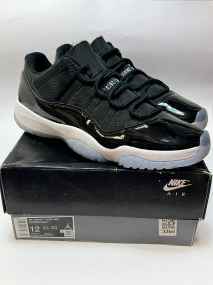 Air Jordan 11 Retro Low Space Jam Seitenansicht auf Box – Used Sneaker präsentiert