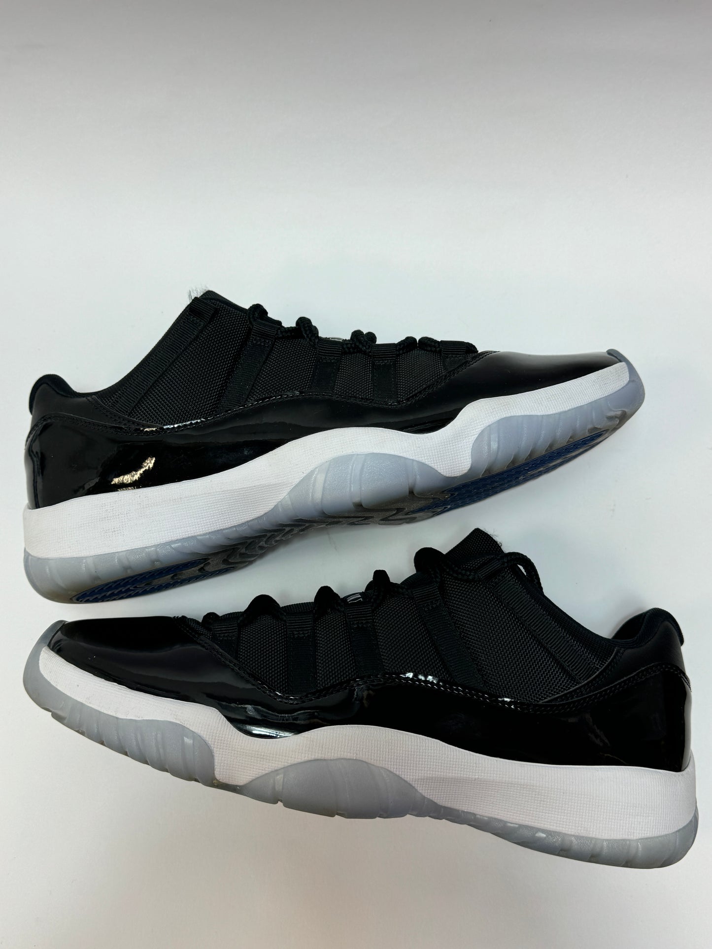 Air Jordan 11 Retro Low Space Jam Seitenansicht – Used Sneaker mit patentiertem Leder in Schwarz und Weiß