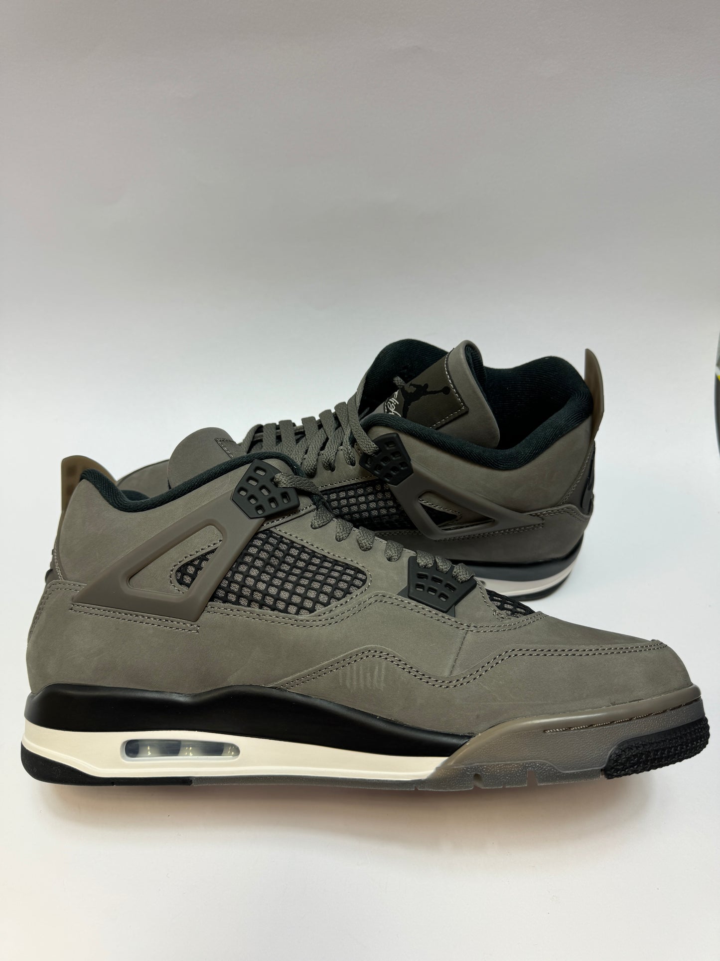 Air Jordan 4 Retro Cave Stone 2025 Außenansicht – schwarzes Netz-Mesh und Nike Air Fersenbranding