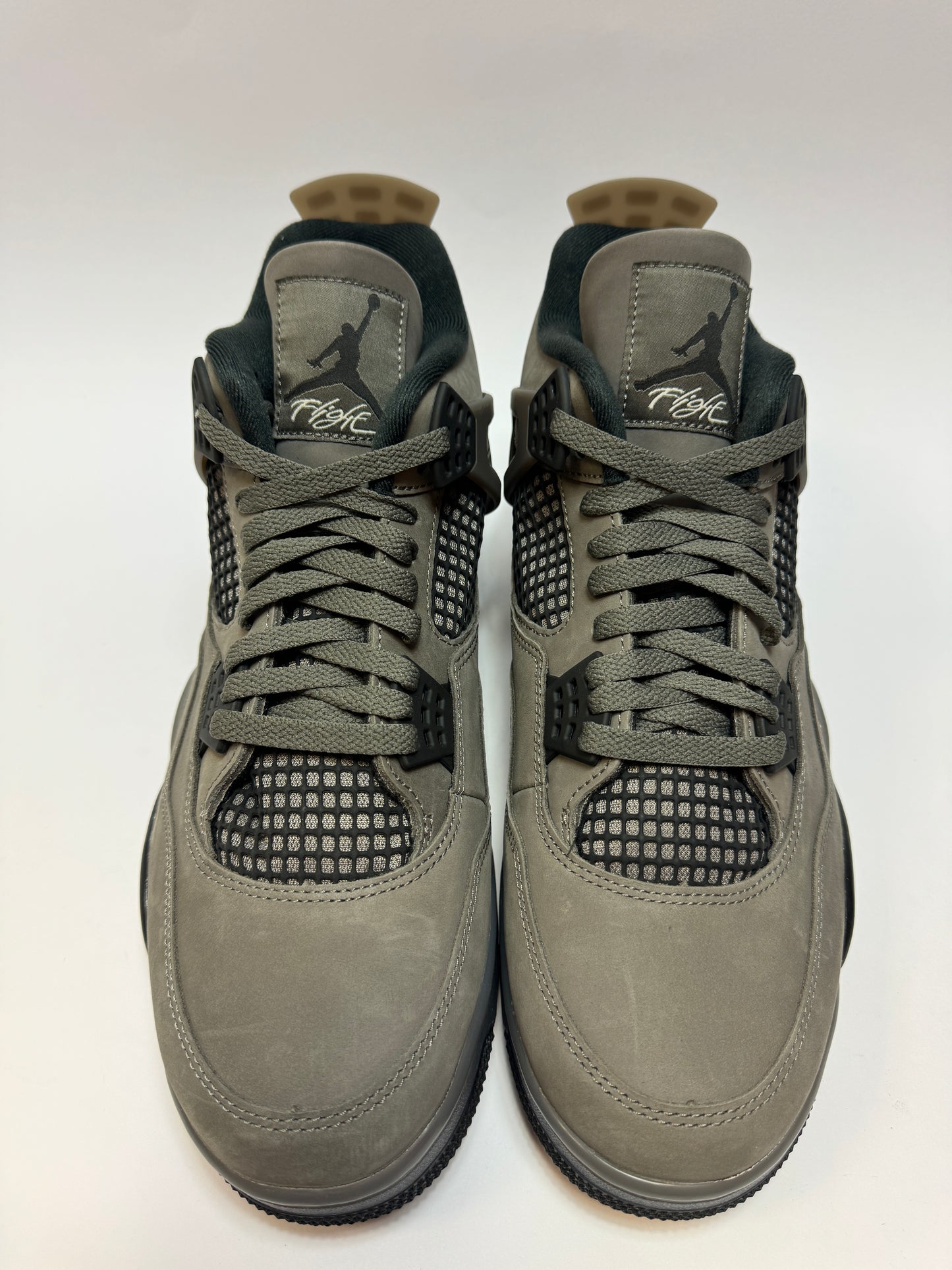 Air Jordan 4 Retro Cave Stone 2025 Obenansicht – Premium Nubuk und Flywire Ösen in herbstlicher Farbgebung