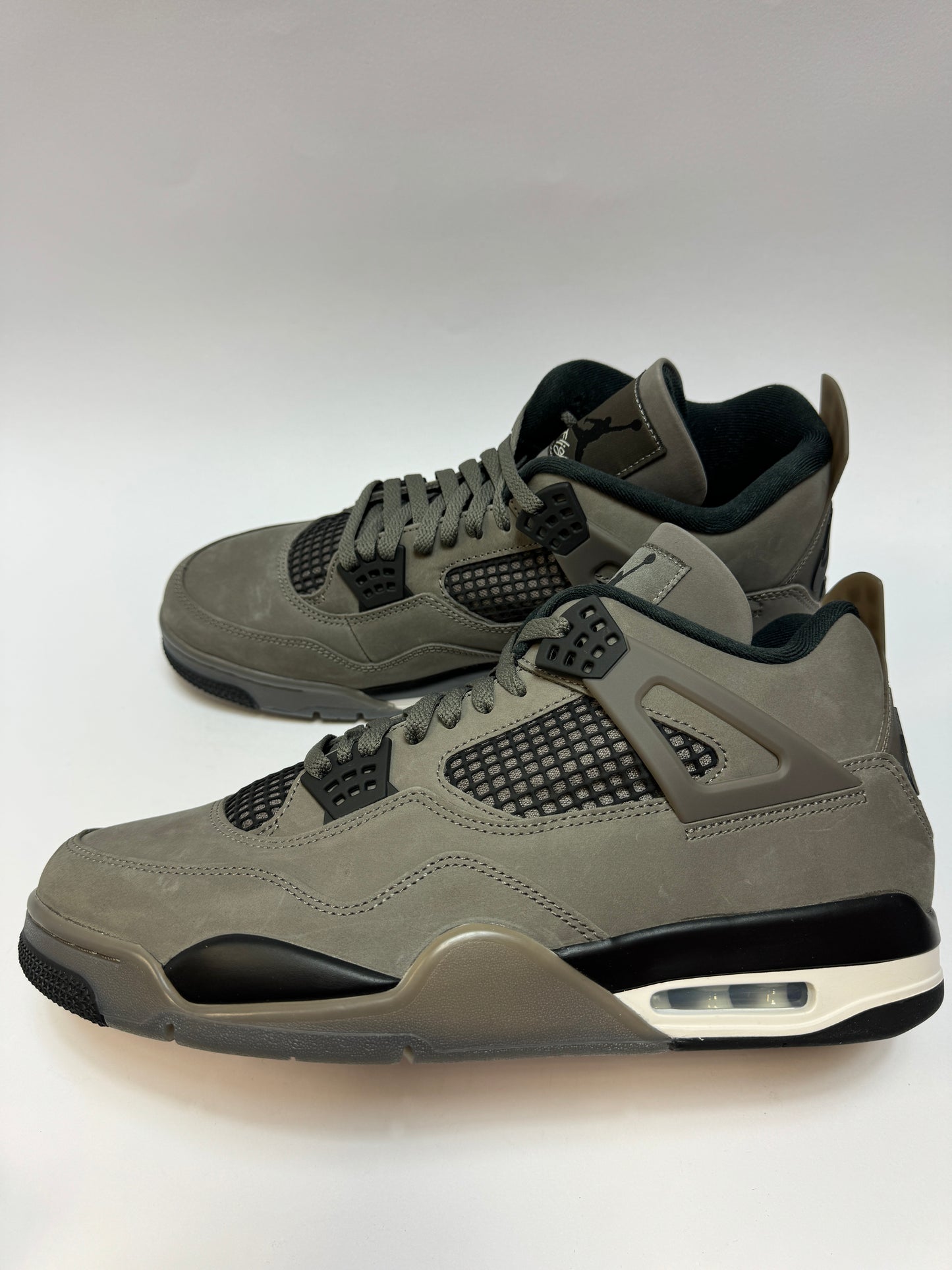Air Jordan 4 Retro Cave Stone 2025 Seitenansicht – Cave Stone Nubukoberfläche mit Moon Particle Akzenten