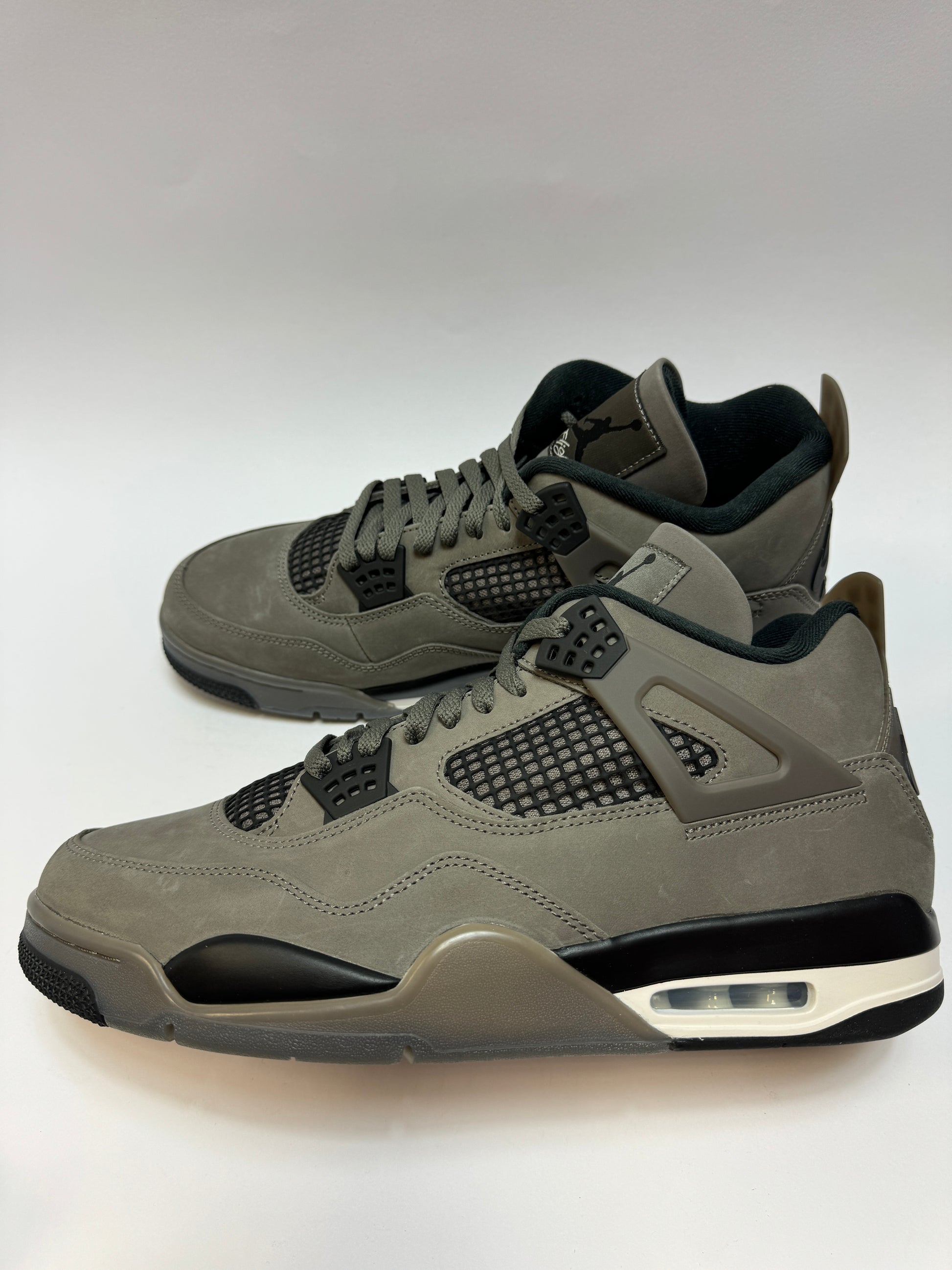 Air Jordan 4 Retro Cave Stone 2025 Seitenansicht – Cave Stone Nubukoberfläche mit Moon Particle Akzenten