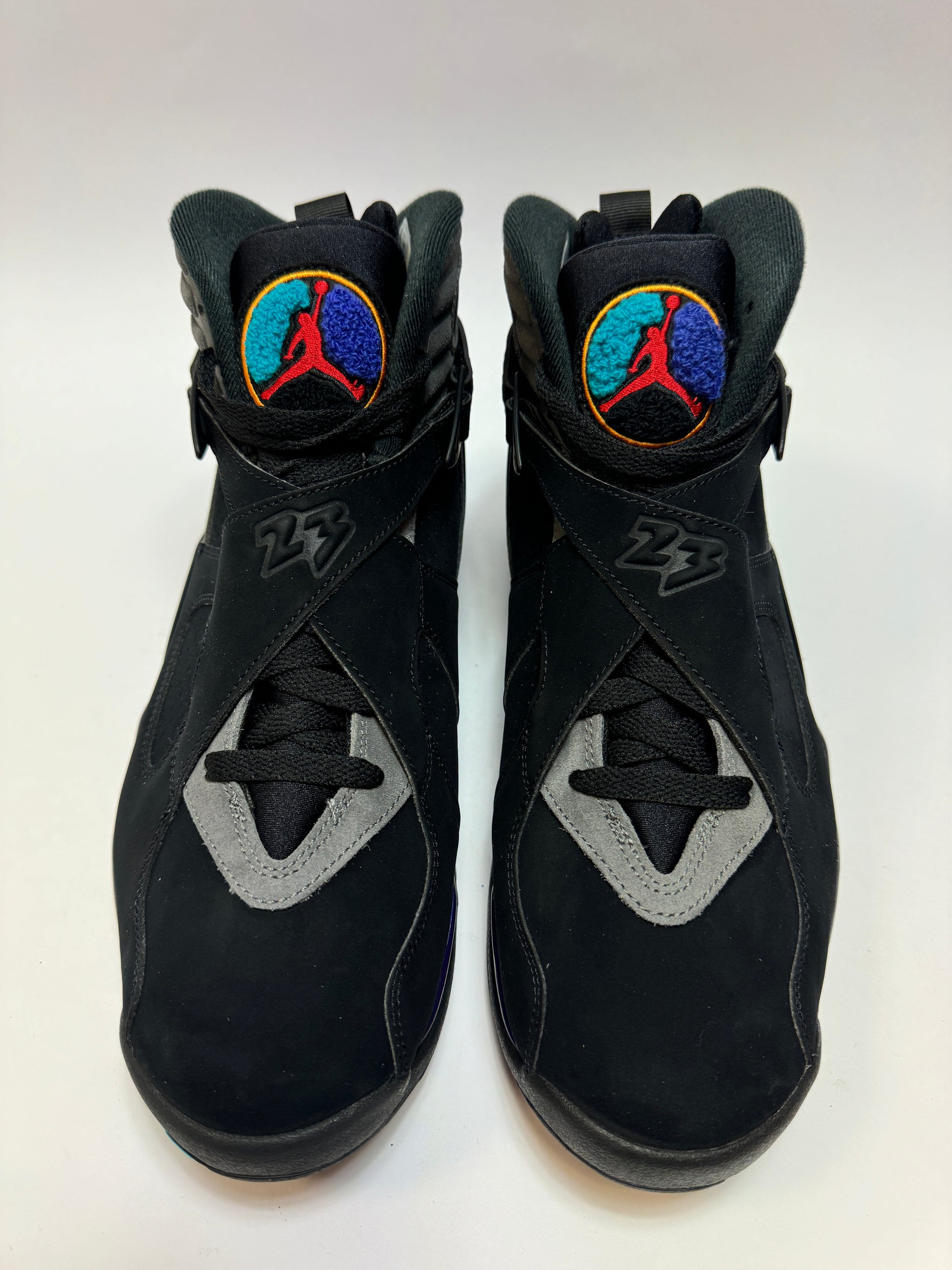 Air Jordan 8 Retro Aqua 2025 Obenansicht – Chenille Jumpman Patch und Cross-Strap-Design