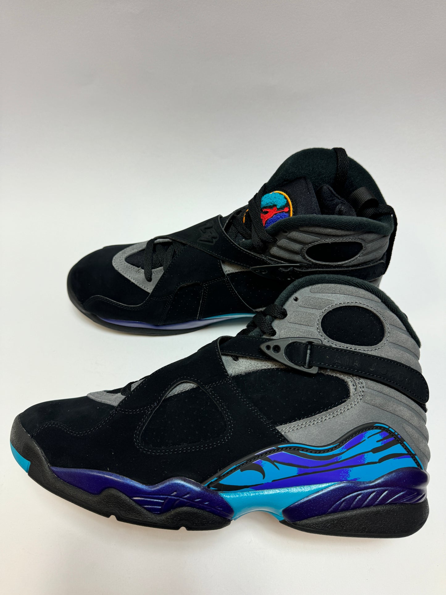Air Jordan 8 Retro Aqua 2025 in Seitenansicht – schwarzes Nubuk mit Aqua- und Concord-Akzenten