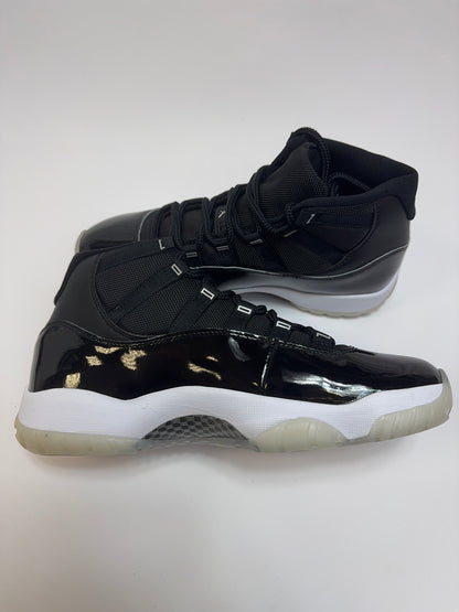 Air Jordan 11_Clear Black Jubilee linke Seitenansicht mit Mesh-Panels und Metallic Silver Akzenten an Ösen