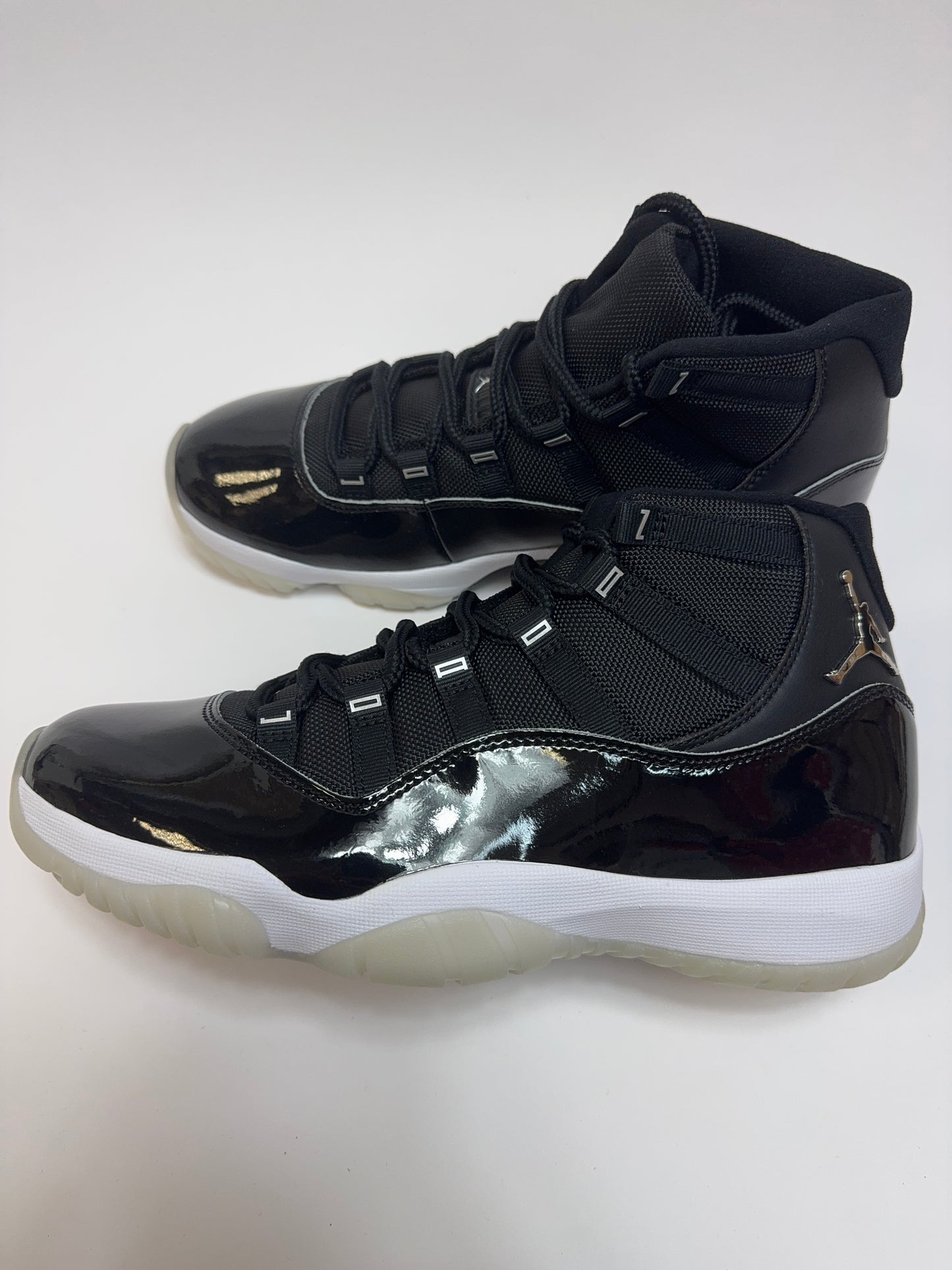 Air Jordan 11_Clear Black Jubilee rechte Außenseite mit schwarzem Patent Leather Upper und klarer transluzenter Outsole