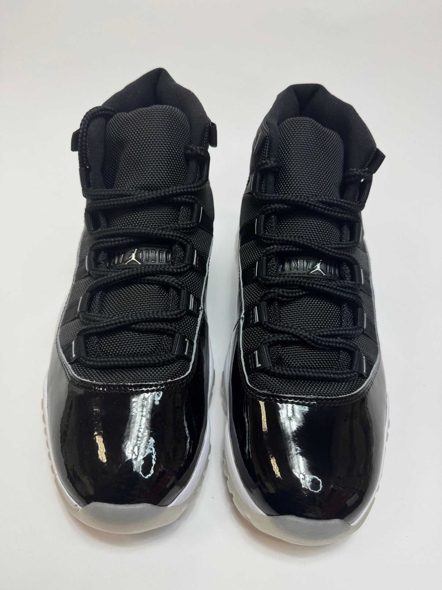 Nahaufnahme der Zunge – Silver Jumpman Tag mit reflektierendem Schriftzug und gepolstertem Kragen