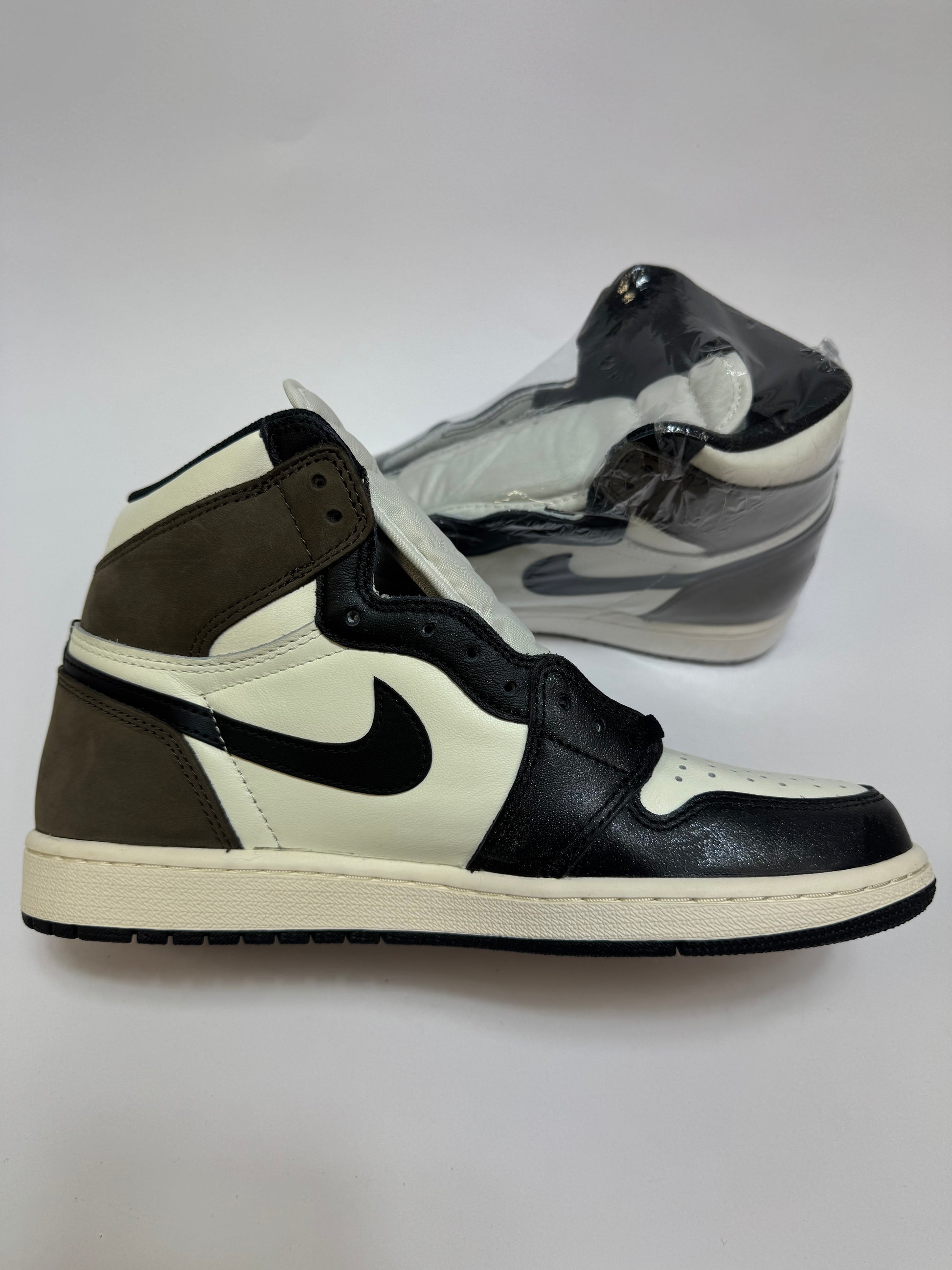 Air Jordan 1 High Dark Mocha linke Ansicht mit schwarzem Overlay und Mocha Fersenbereich