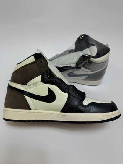 Air Jordan 1 High Dark Mocha linke Ansicht mit schwarzem Overlay und Mocha Fersenbereich