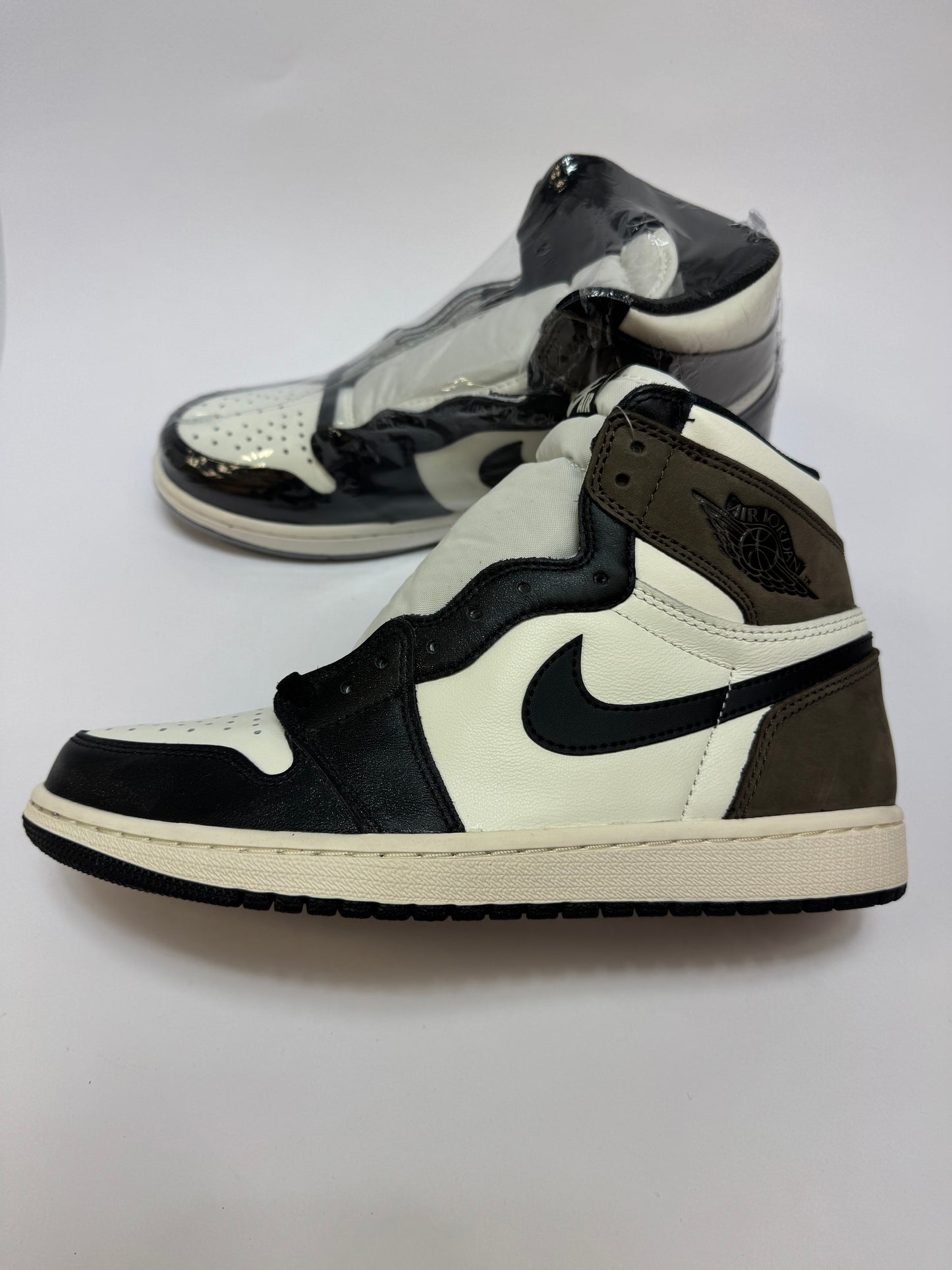 Air Jordan 1 High Dark Mocha rechte Außenseite mit Sail Basis und Mocha Suede Overlays