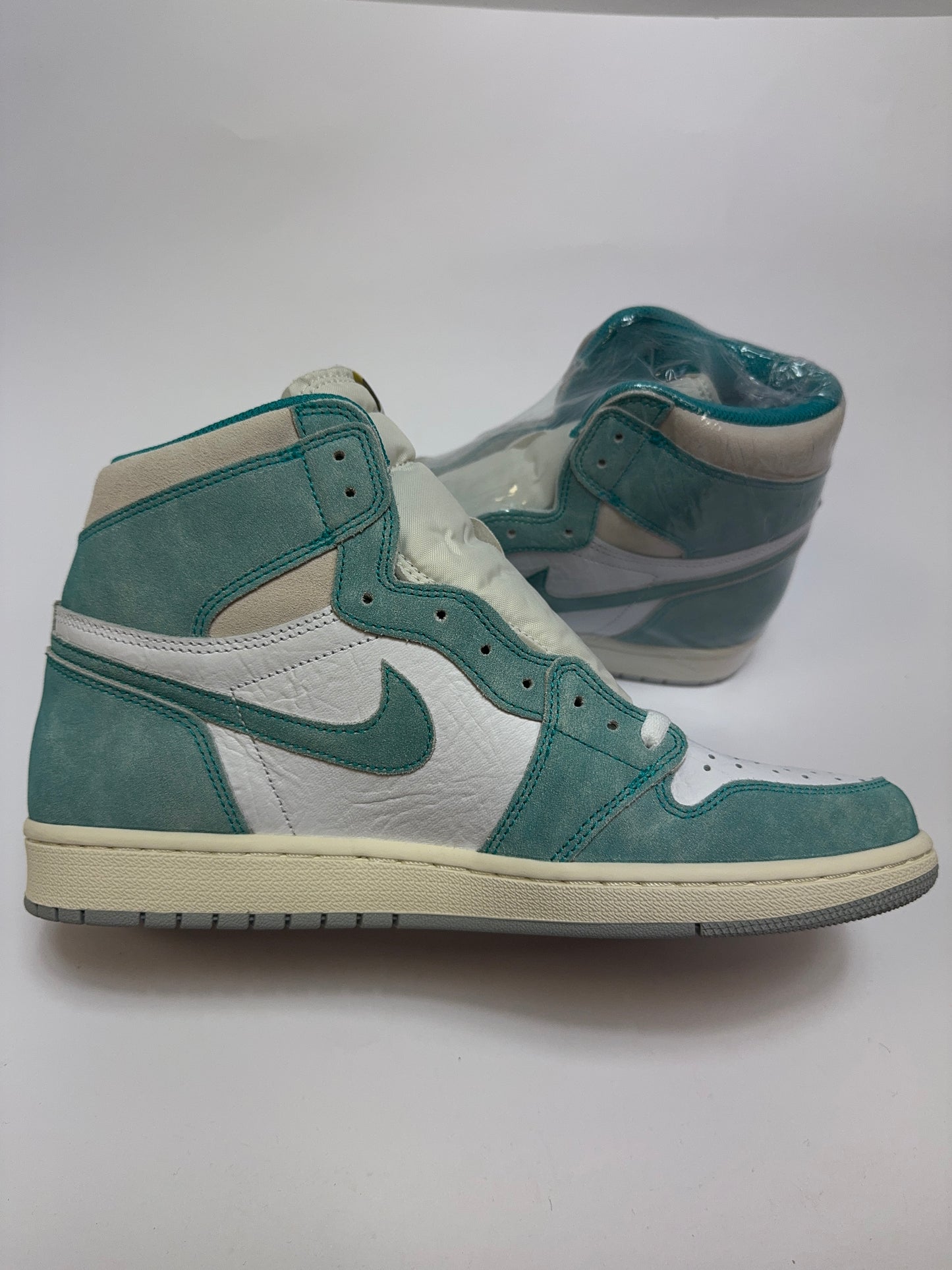 Air Jordan 1 High Turbo Green linke Ansicht mit weißem Leder Base und sauberem Kontrast