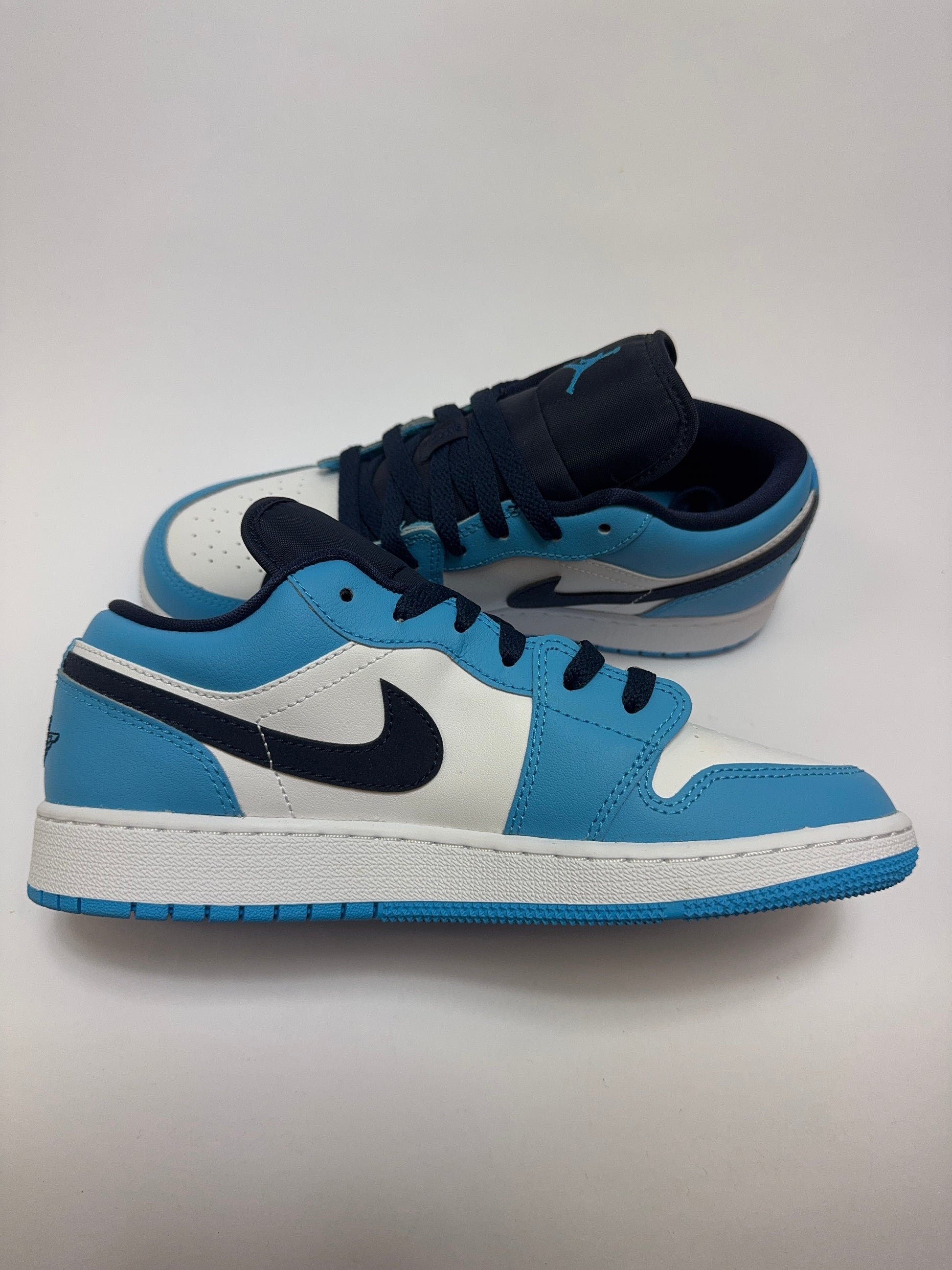 Air Jordan 1 Low UNC 2021 GS linke Ansicht mit weißem Leder Base und kontrastierenden Farben