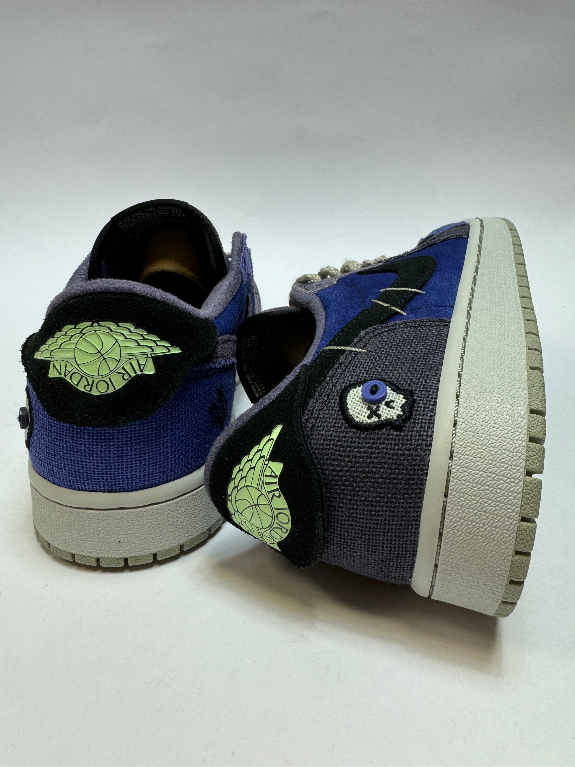 Detailansicht der Rückseite – Fersenkappe mit eingesticktem Schädel-Motiv und invertiertem Wings-Logo